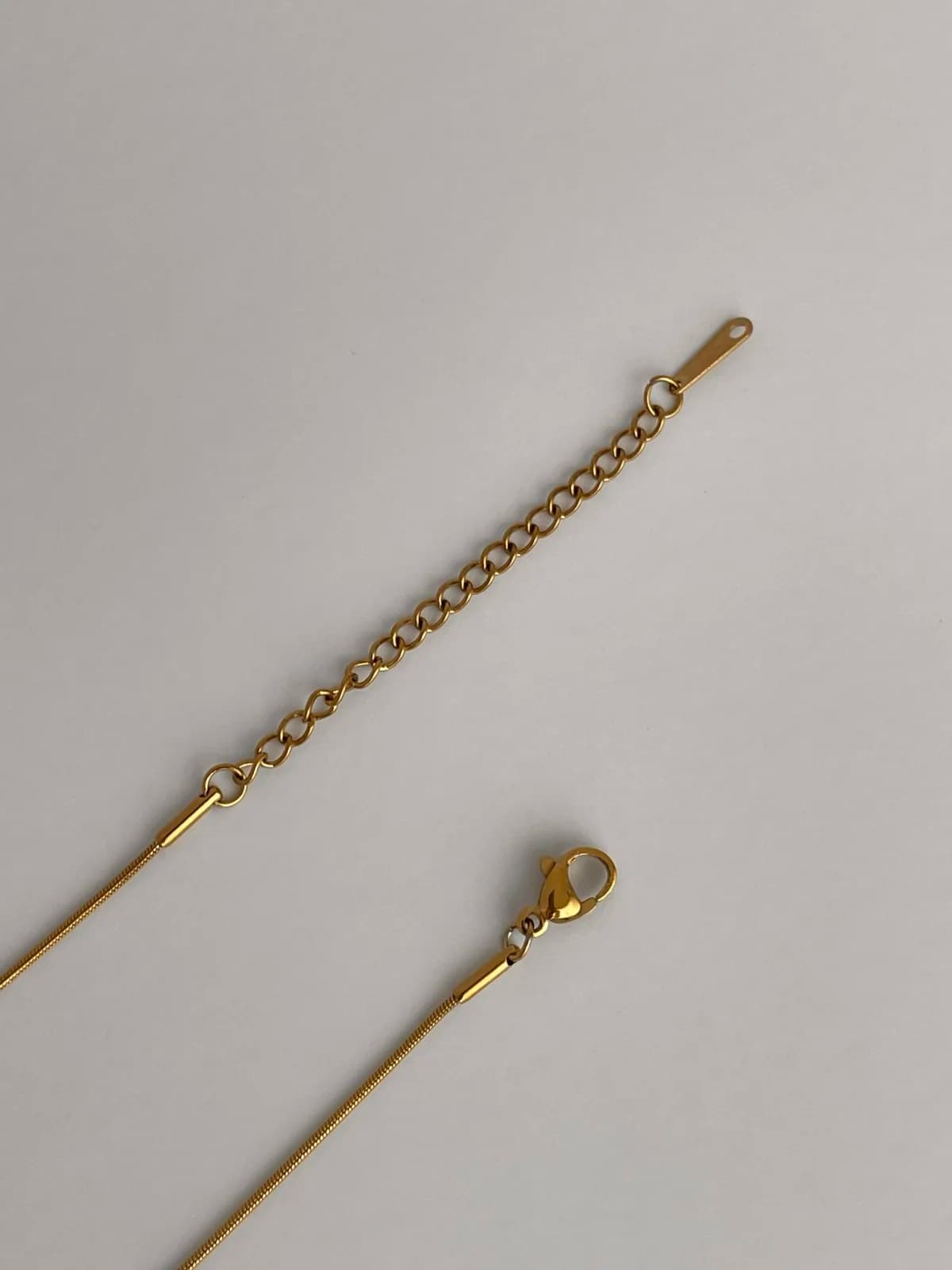 Çelik Oval Tasarım Sedefli Gold Kolye