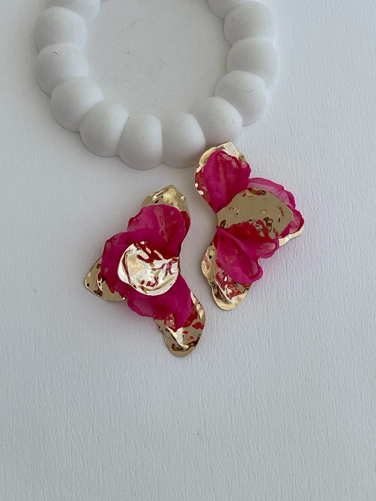 Özel Seri Fuşya Tül Detay Yaprak Tasarım Gold Küpe