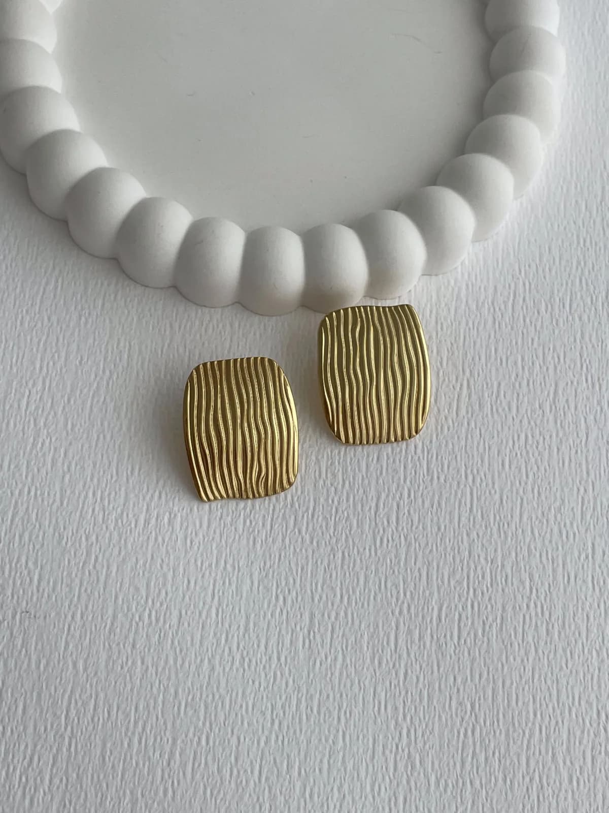 Çelik Dalgalı Desen Kare Gold Küpe