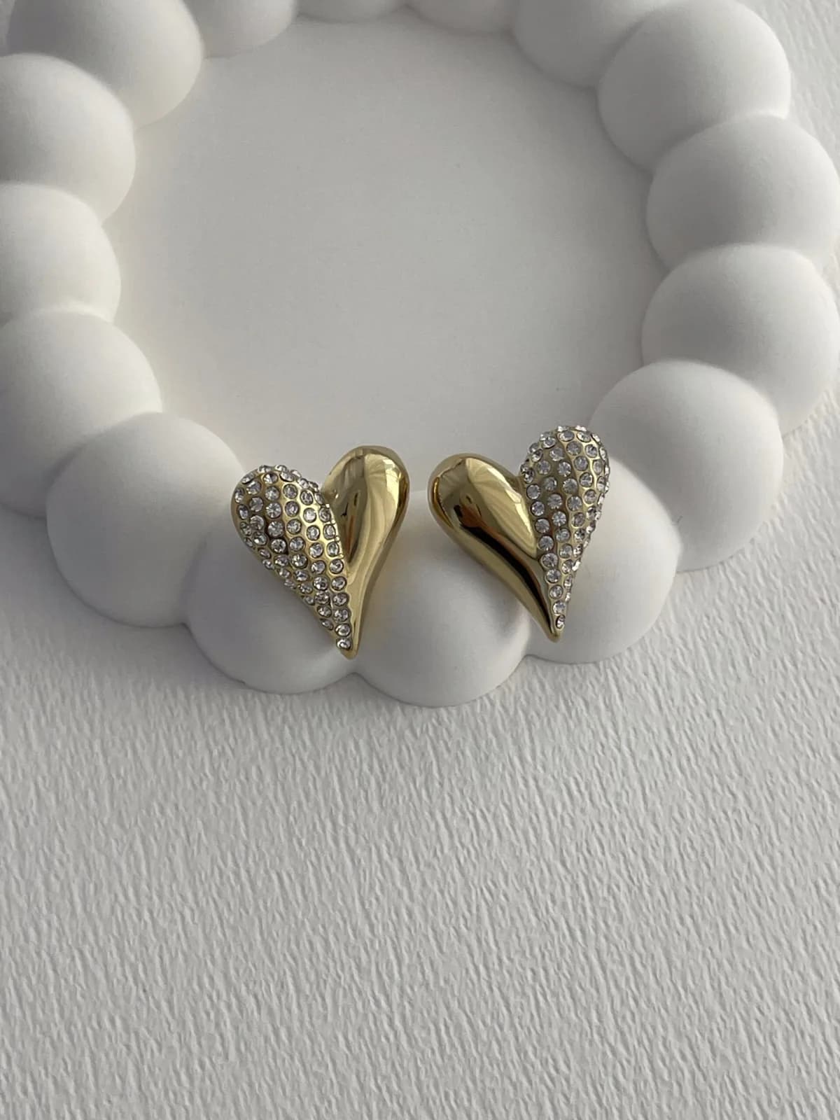 Çelik Yarısı Zirkon Taşlı Kalp Tasarım Gold Küpe