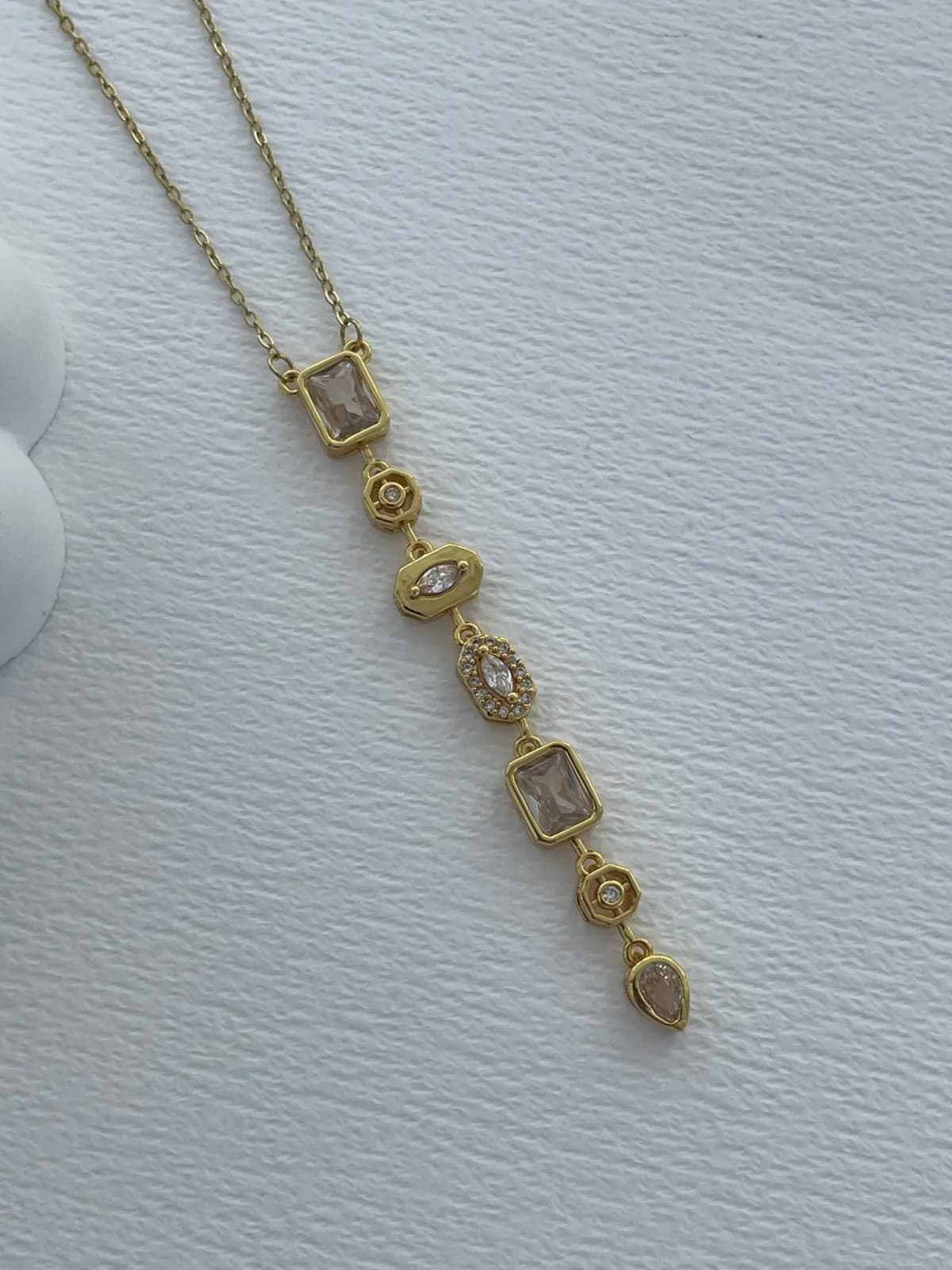 Çelik Saydam Baget Taşlı Geometrik Tasarım Gold Y Kolye