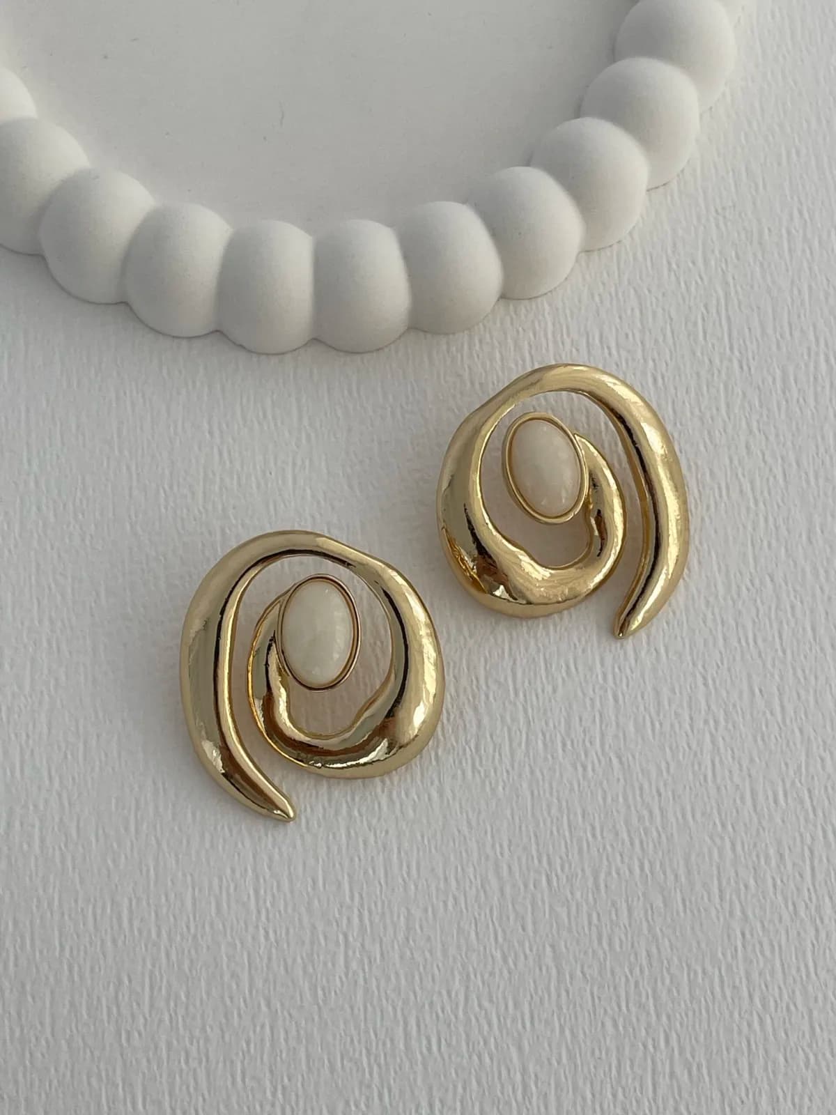 Özel Seri Krem Soyut Spiral Tasarım Gold Küpe