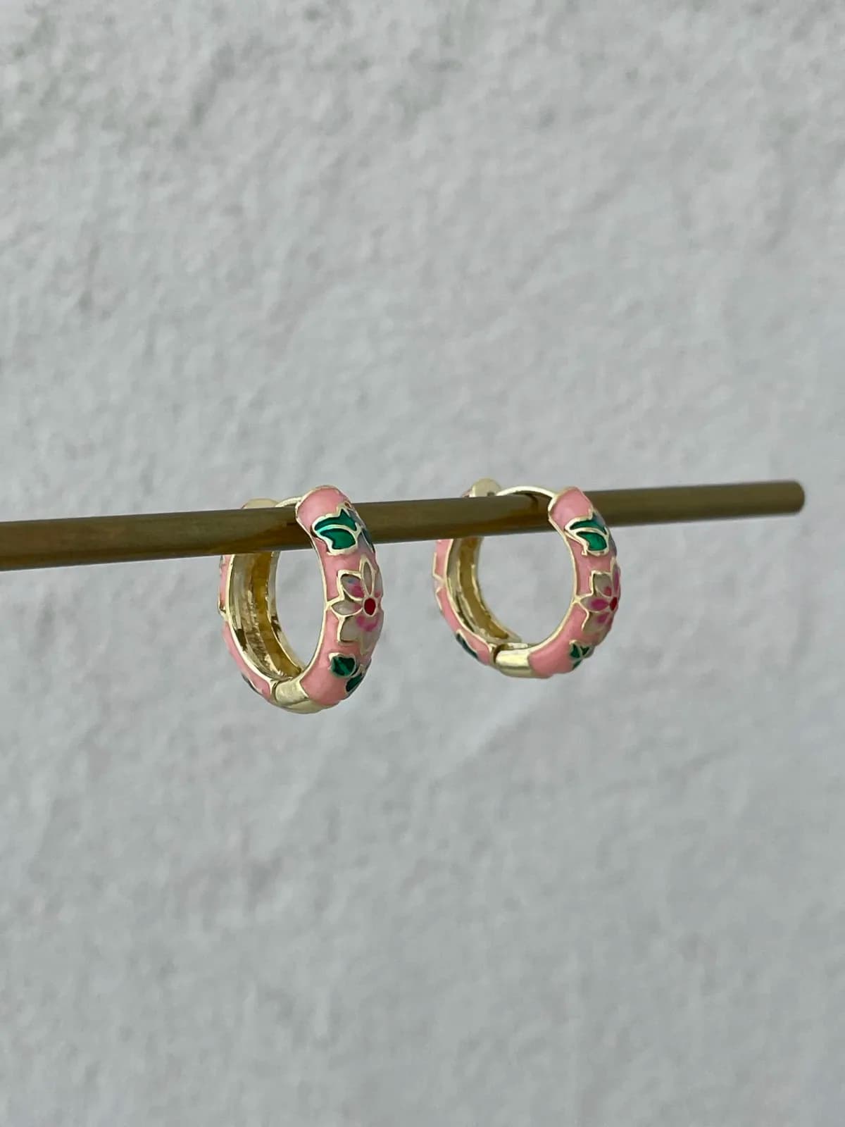 Özel Seri Çiçek Kabartma Desen Pudra Gold Küpe