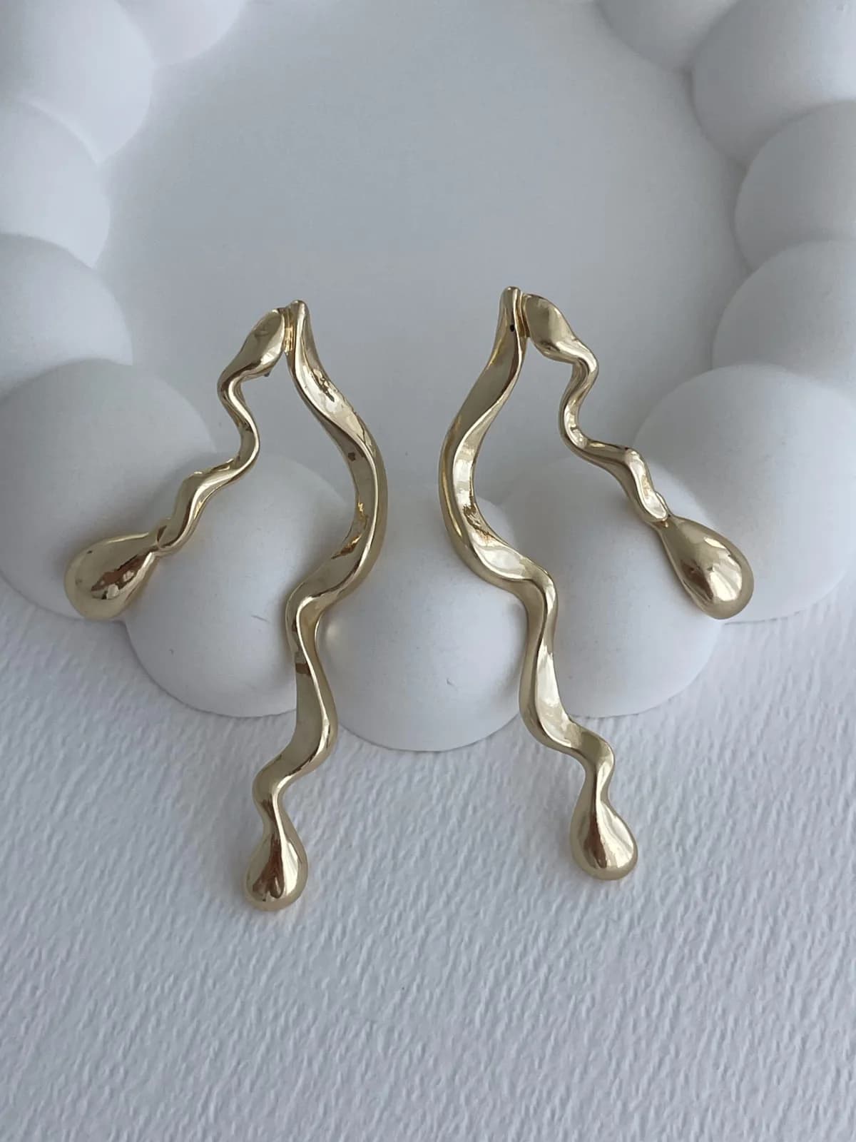 Özel Seri Kıvrım Tasarım Damla Detay Gold Küpe