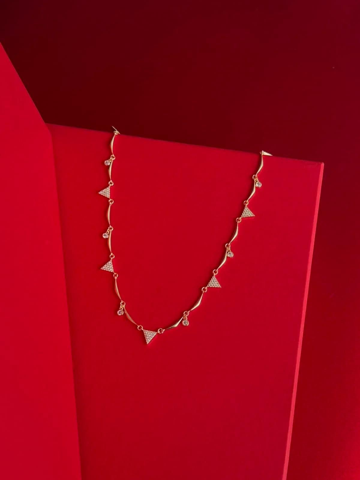 NS- Üçgen Tasarım Zirkon Taşlı Gold Kolye