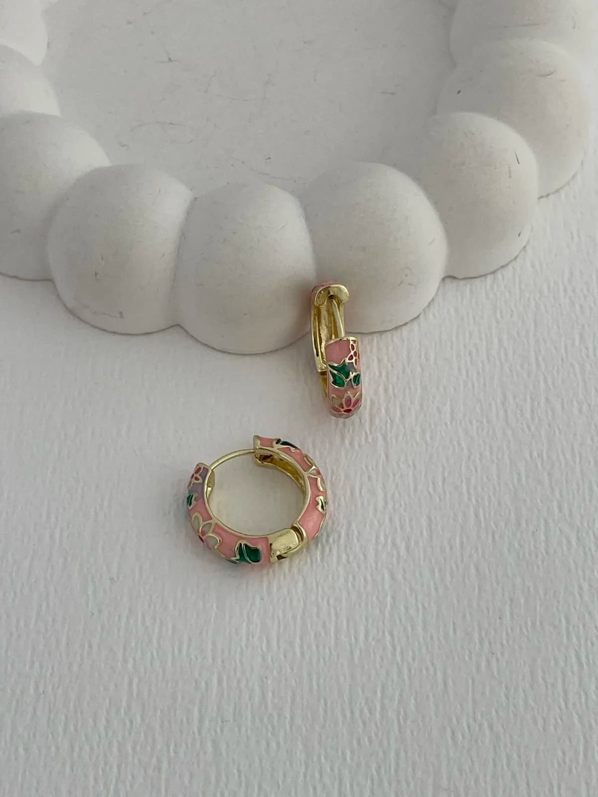 Özel Seri Çiçek Kabartma Desen Pudra Gold Küpe