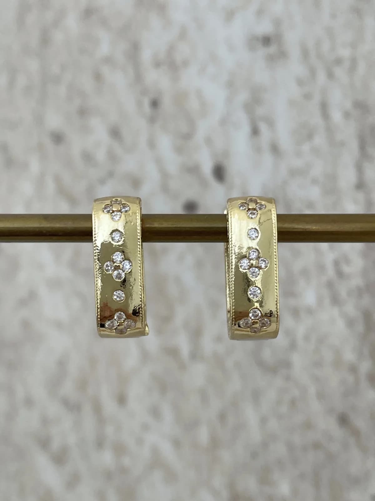 Özel Seri Yonca Detay Kare Tasarım Gold Küpe