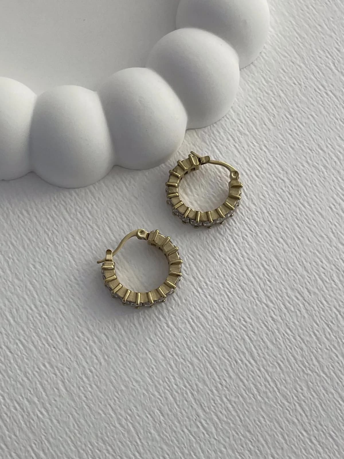 Çelik Zİrkon Taşlı Tırtıklı Halka Gold Küpe