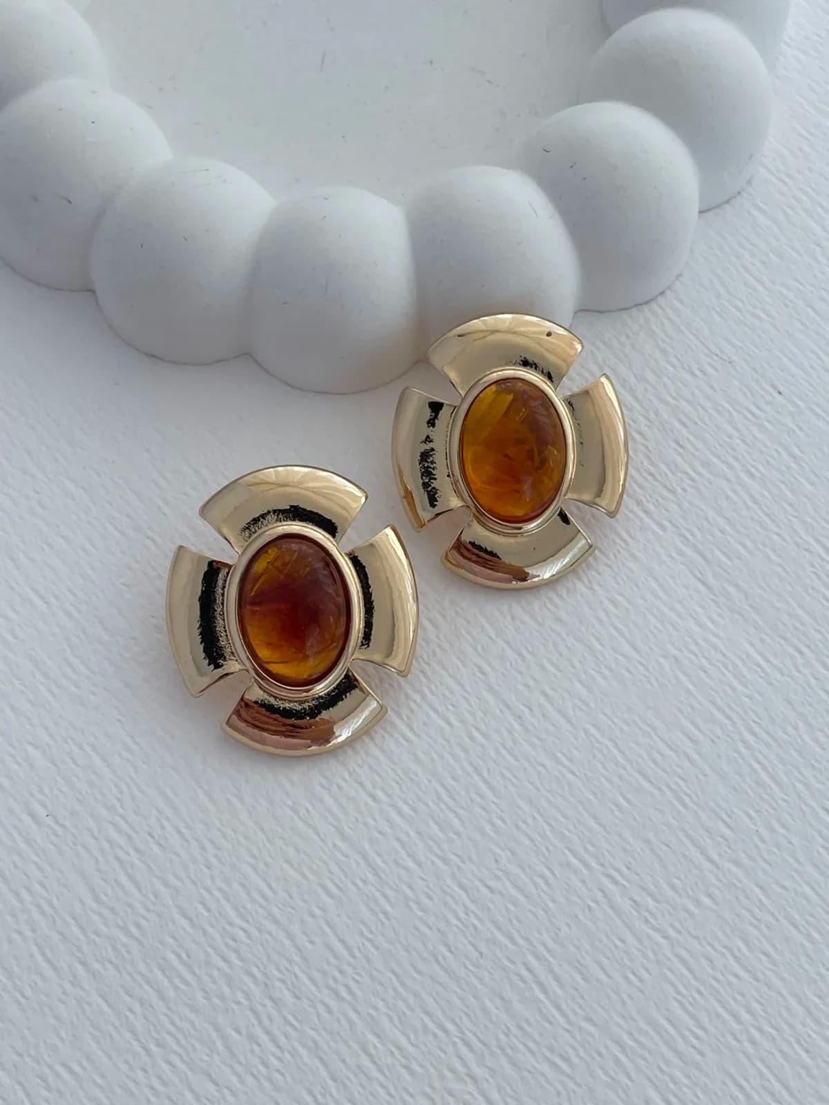 Özel Seri Kahverengi Mineli Çiçek Tasarım Gold Küpe