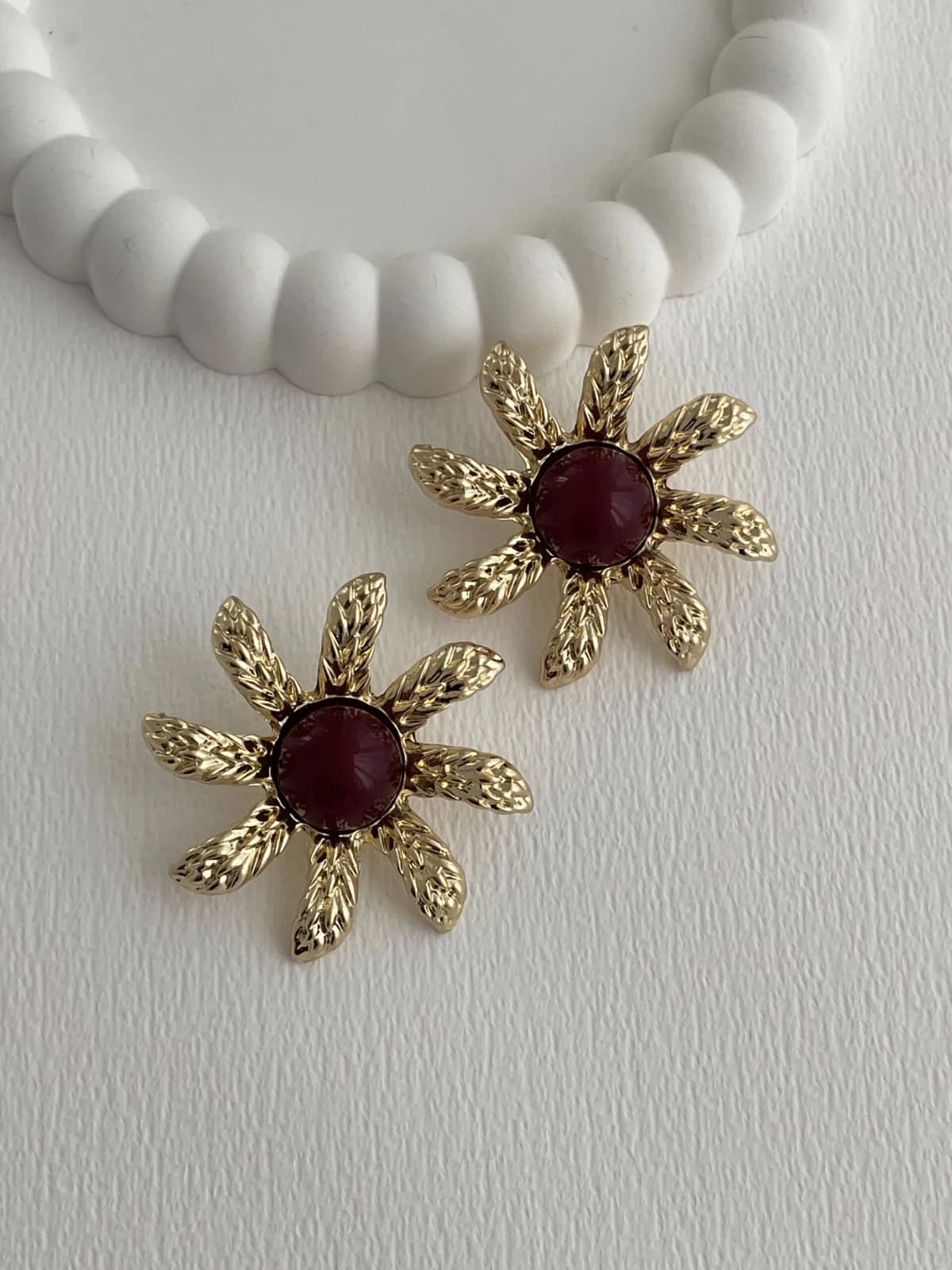 Özel Seri Desenli Çiçek Tasarım Bordo Mineli Gold Küpe