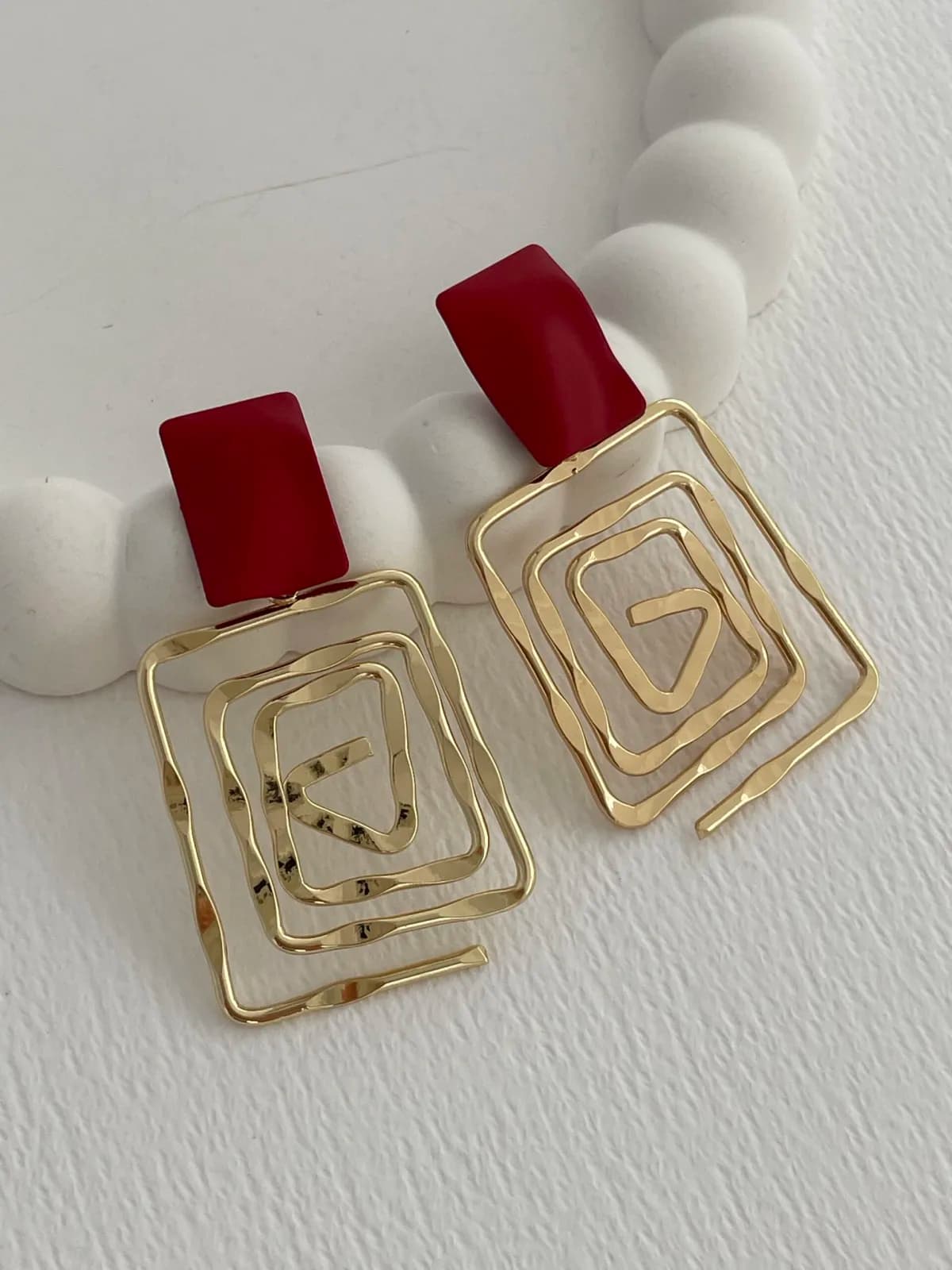 Özel Seri İç İçe Sarmal Geometrik Tasarım Kırmızı &amp; Gold Küpe