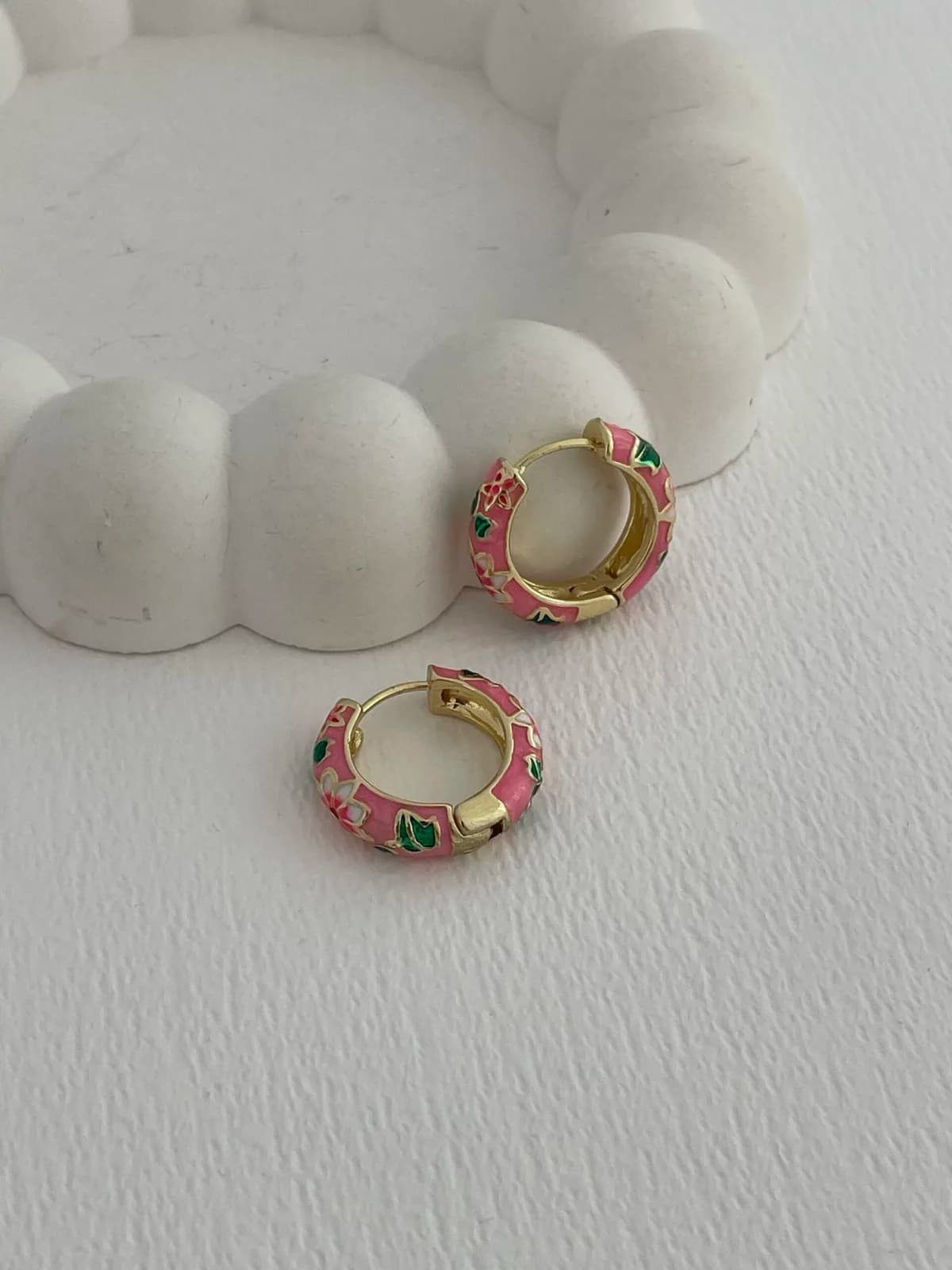 Özel Seri Çiçek Kabartma Desen Pembe Gold Küpe