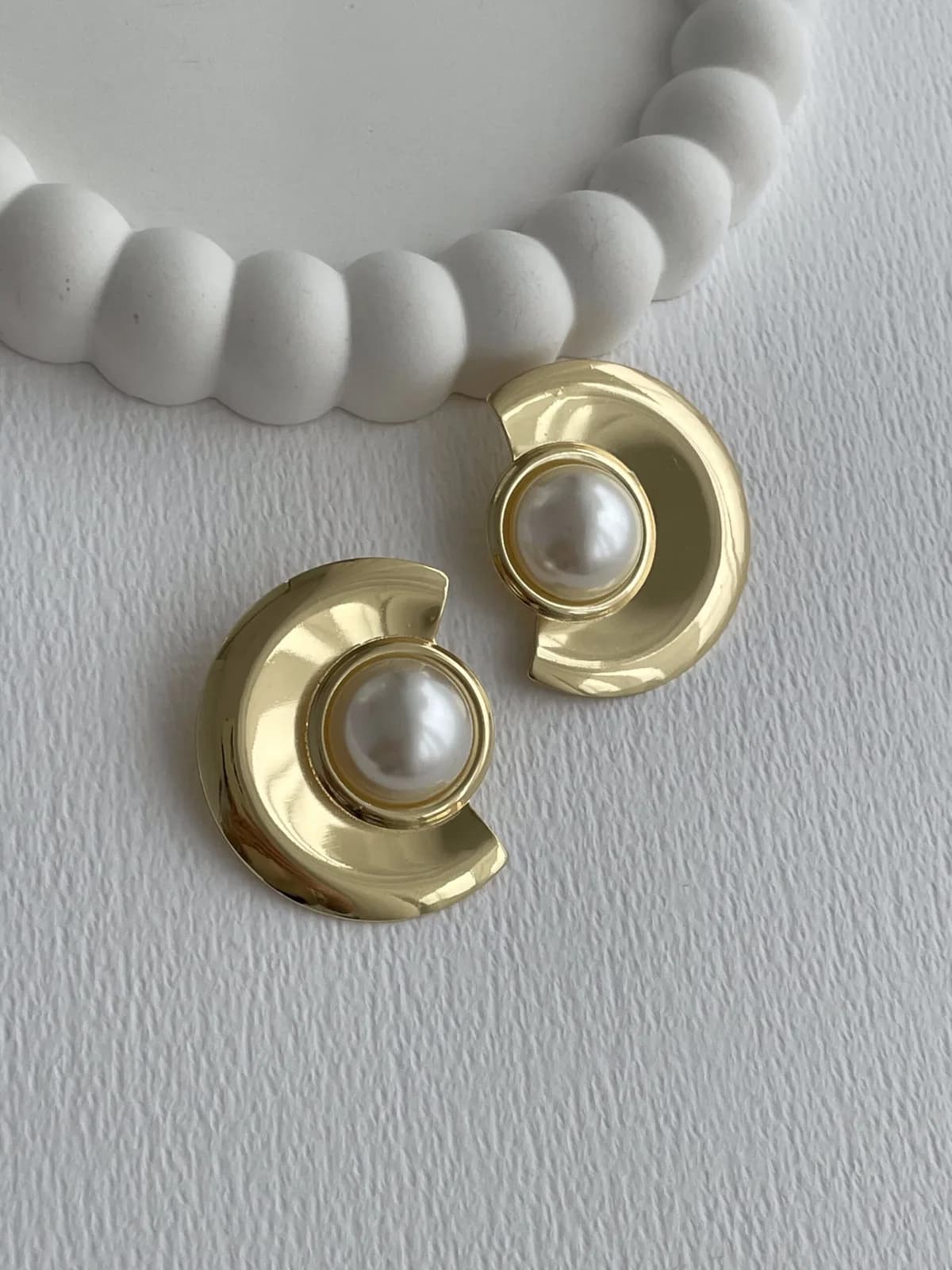 Özel Seri İnci Top Detay Yarım Oval Gold Küpe