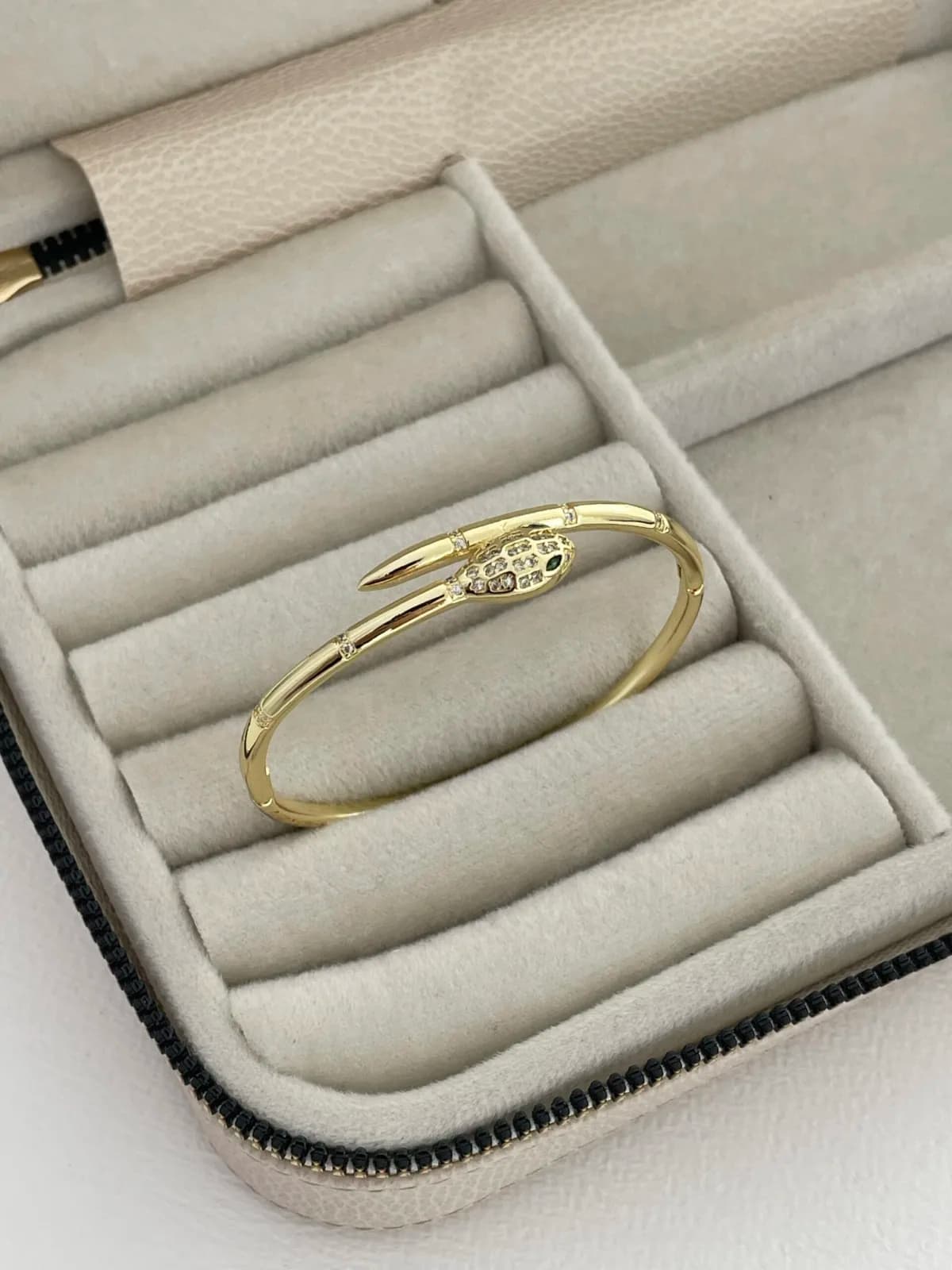 Özel Seri Yeşil Zirkon Taşlı Yılan Tasarım Gold Kelepçe Bileklik