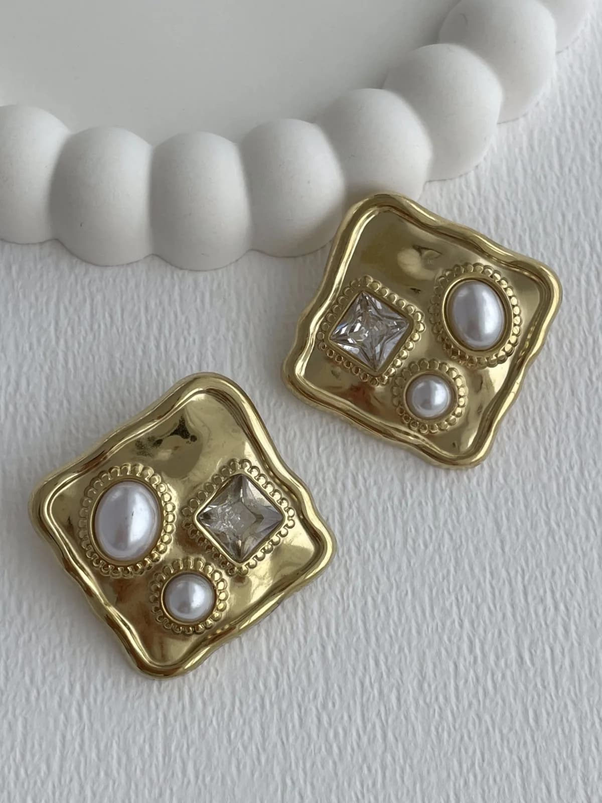 Çelik Baget Taşlı İnci Detay Kare Gold Küpe