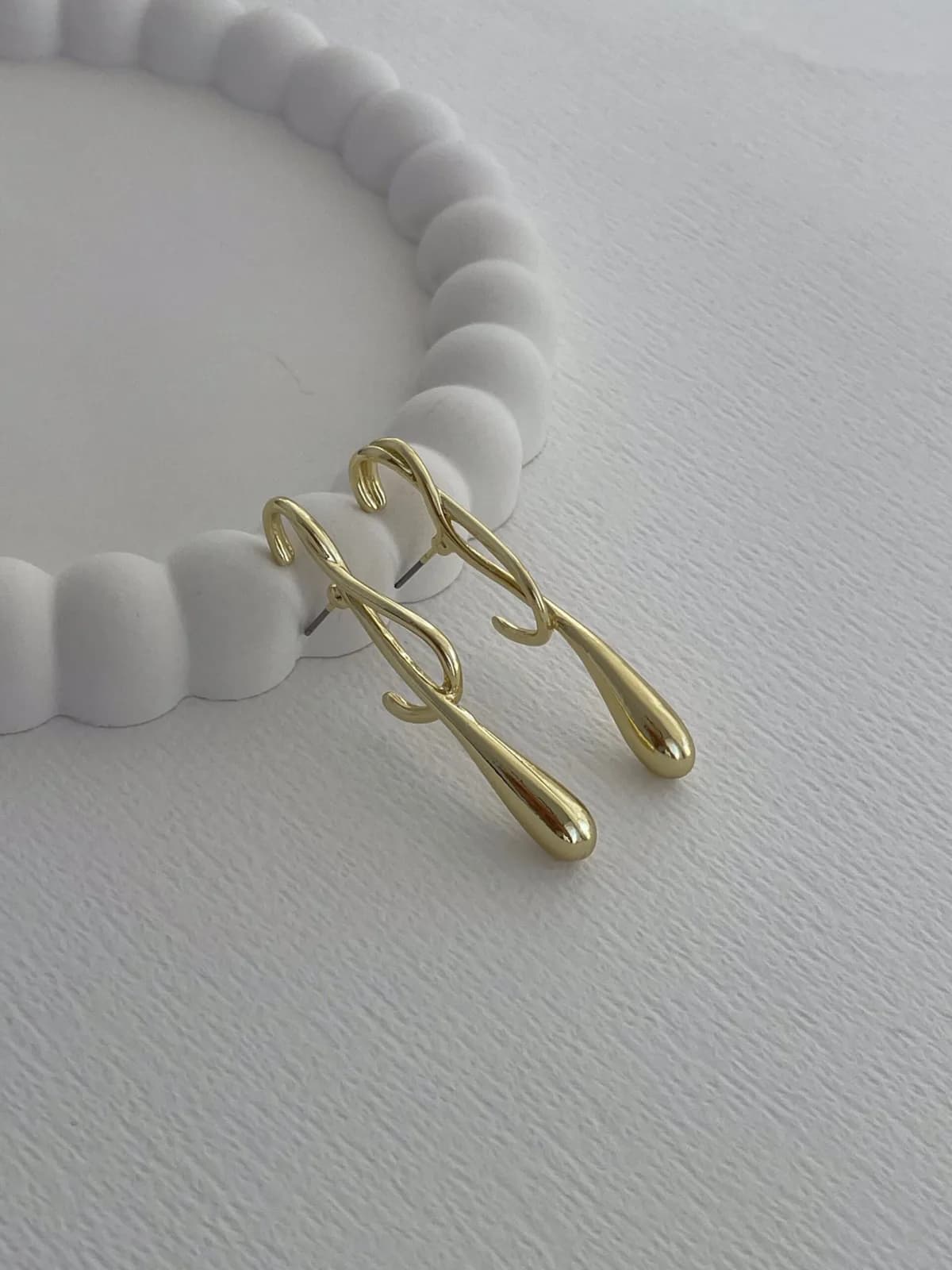 Özel Seri Kıvrım Detay Damla Tasarım Gold Küpe