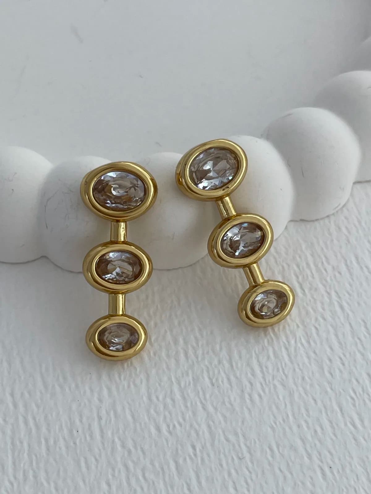 Çelik Baget Taşlı Üçlü Oval Tasarım Gold Küpe