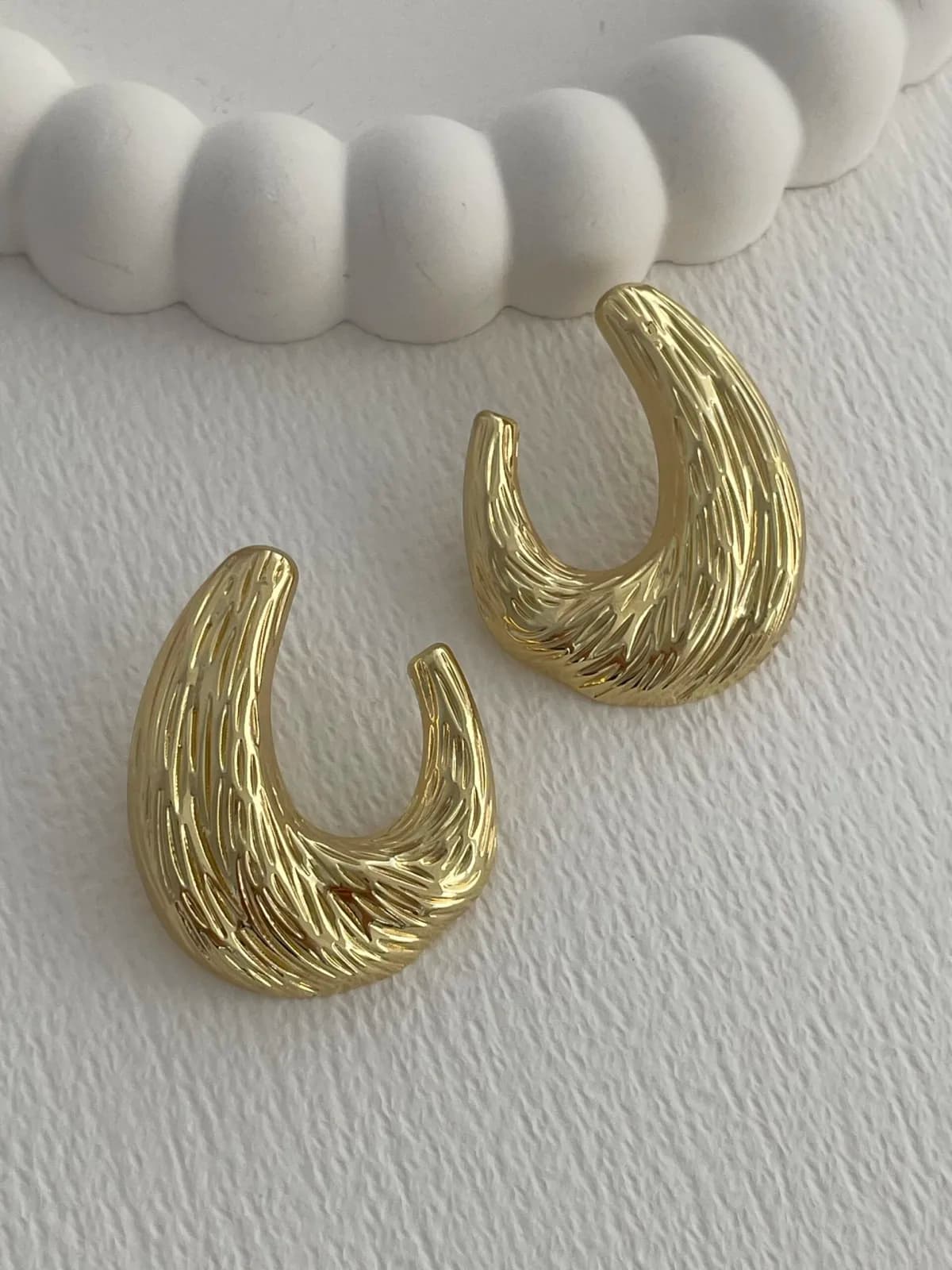 Özel Seri Desenli Oval Tasarım Gold Küpe