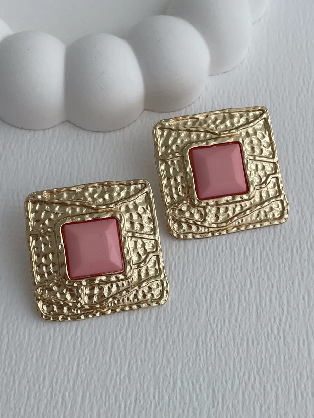 Özel Seri Pembe Kemik Desenli Kare Tasarım Gold Küpe