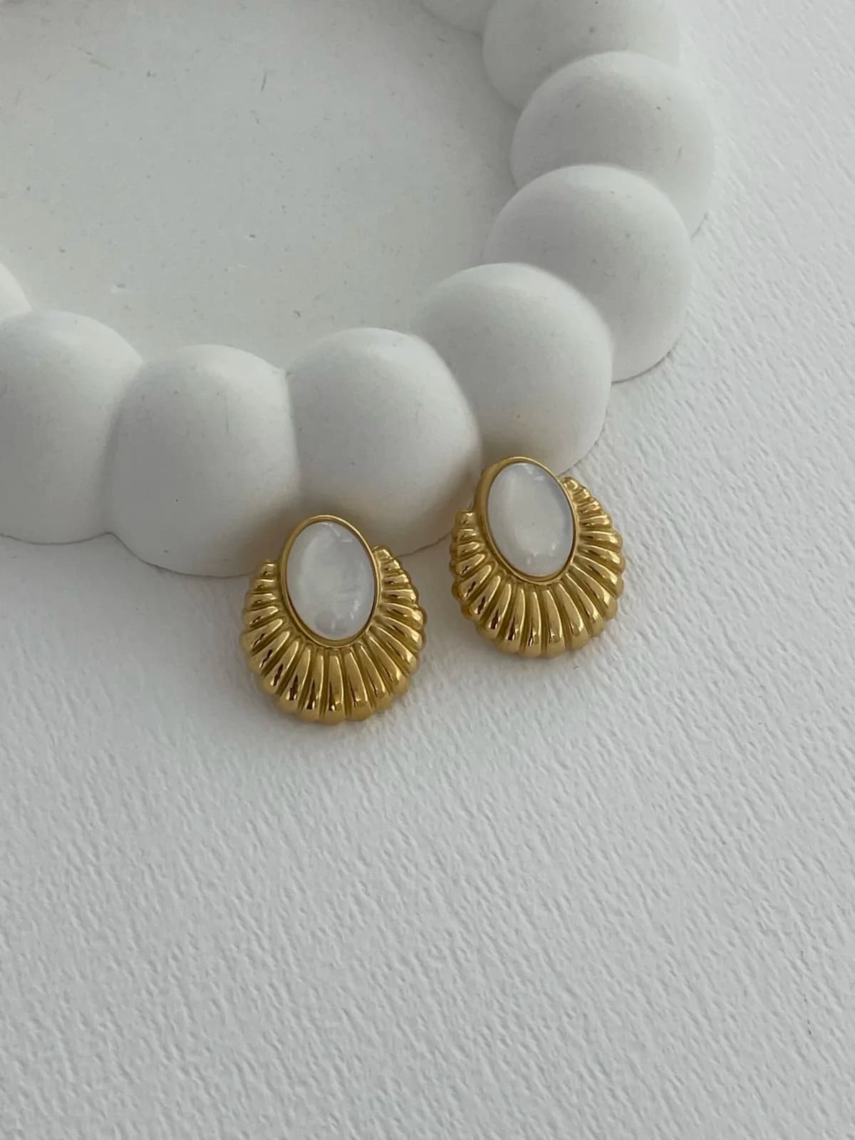 Çelik Sedef Detay Tırtık Oval Tasarım Gold Küpe
