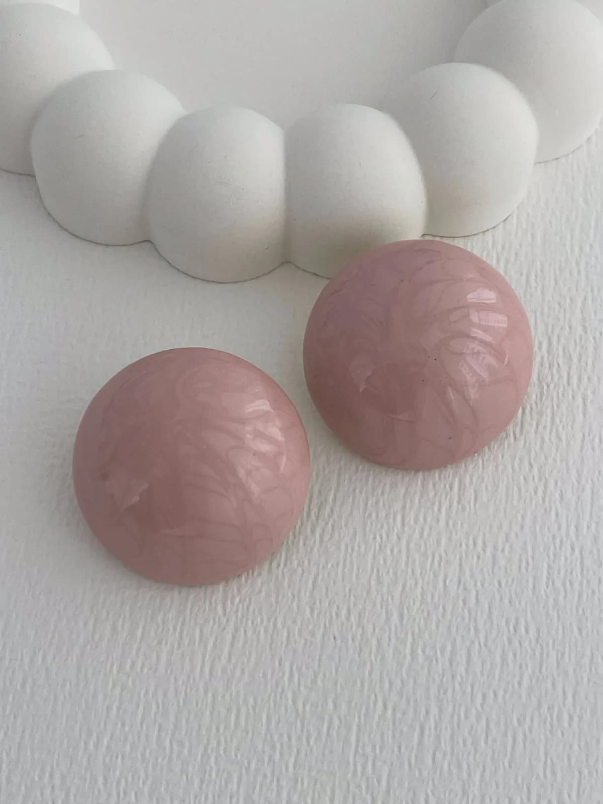 Özel Seri Pembe Kemik Detay Yuvarlak Küpe