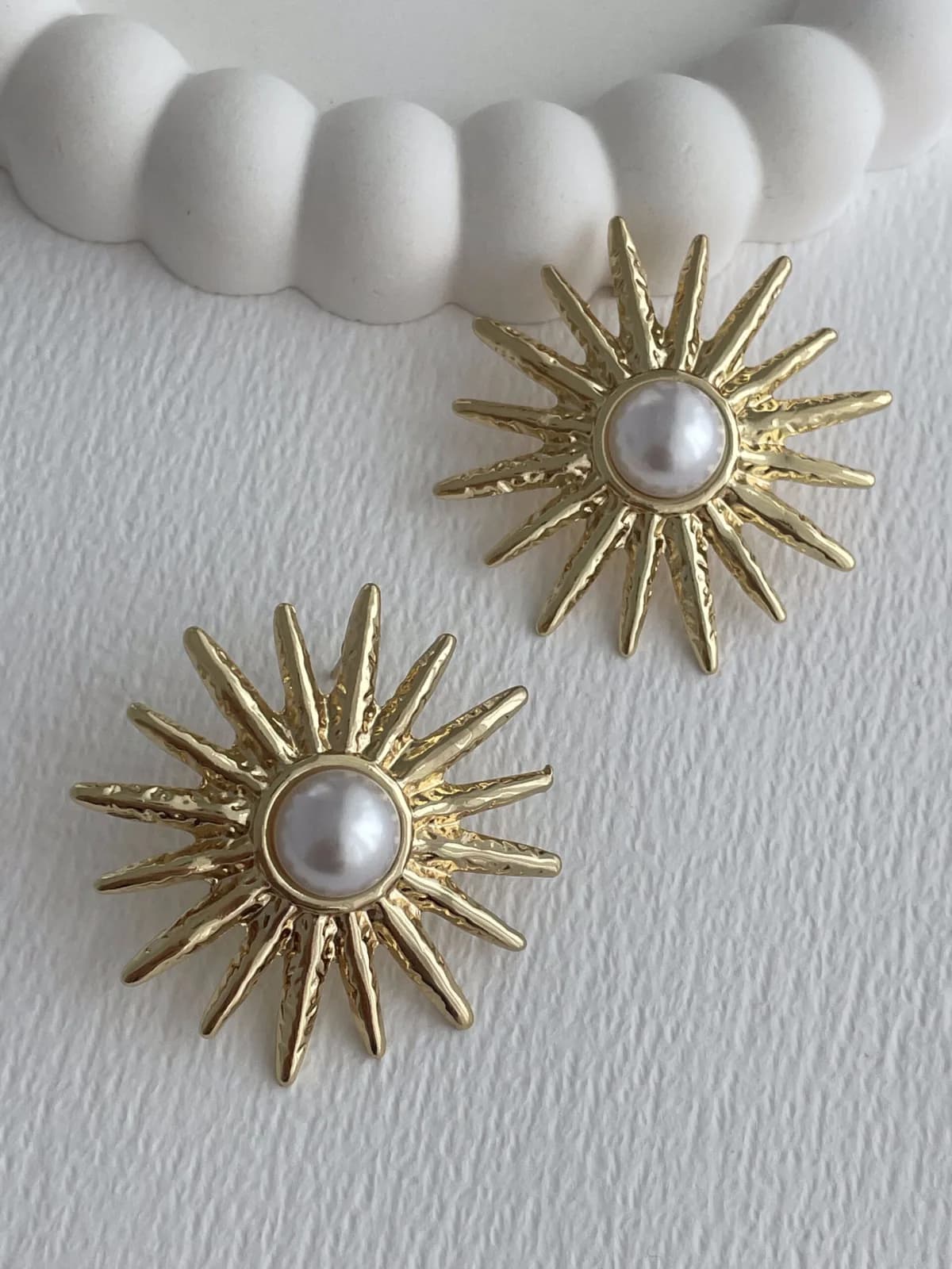 Özel Seri Top İnci Detay Güneş Tasarım Gold Küpe
