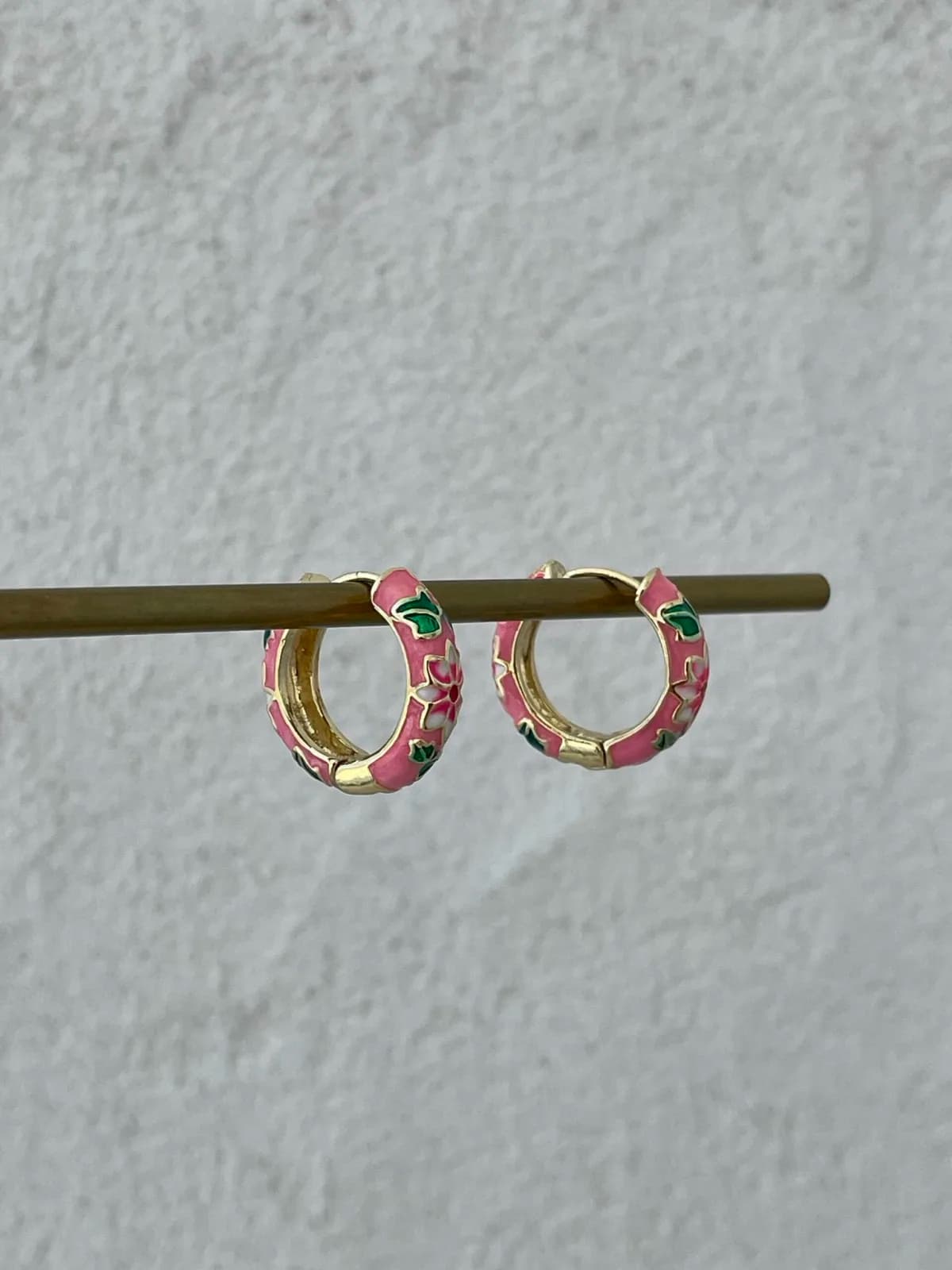 Özel Seri Çiçek Kabartma Desen Pembe Gold Küpe