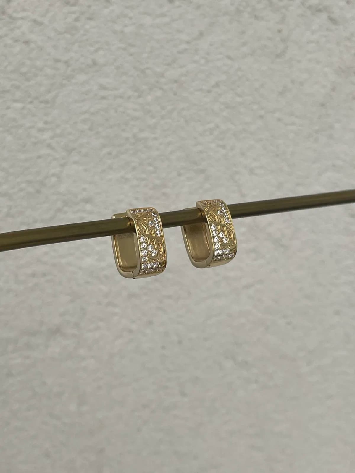 Özel Seri Marka Model Zirkon Taşlı Kare Gold Küpe