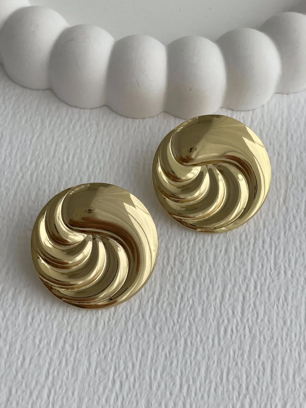 Çelik Dalga Tasarım Yuvarlak Gold Küpe