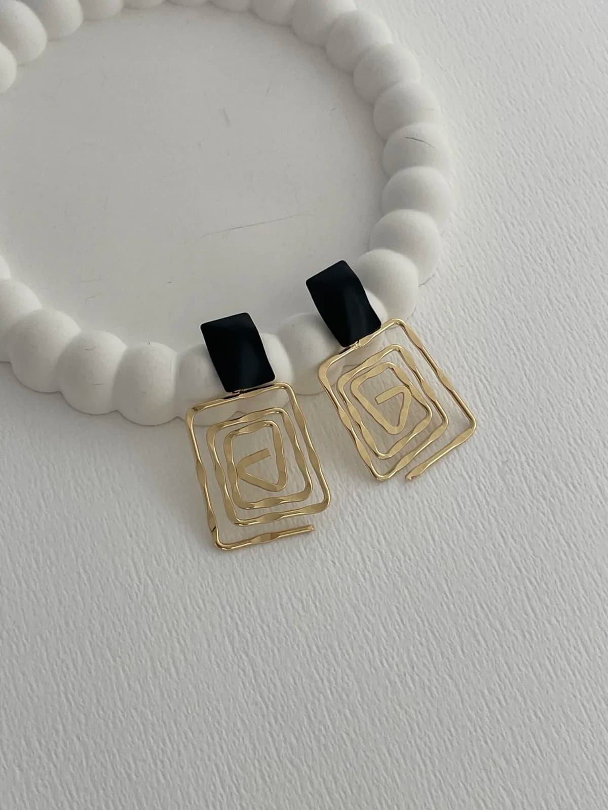 Özel Seri İç İçe Sarmal Geometrik Tasarım Siyah &amp; Gold Küpe