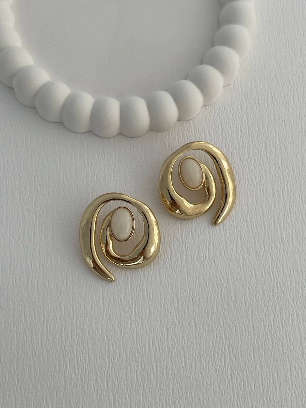 Özel Seri Krem Soyut Spiral Tasarım Gold Küpe