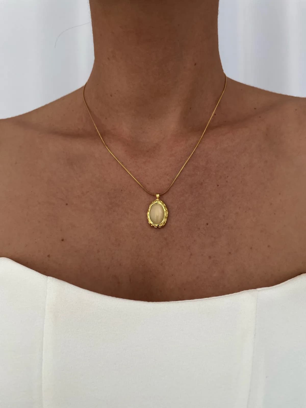 Çelik Oval Tasarım Sedefli Gold Kolye