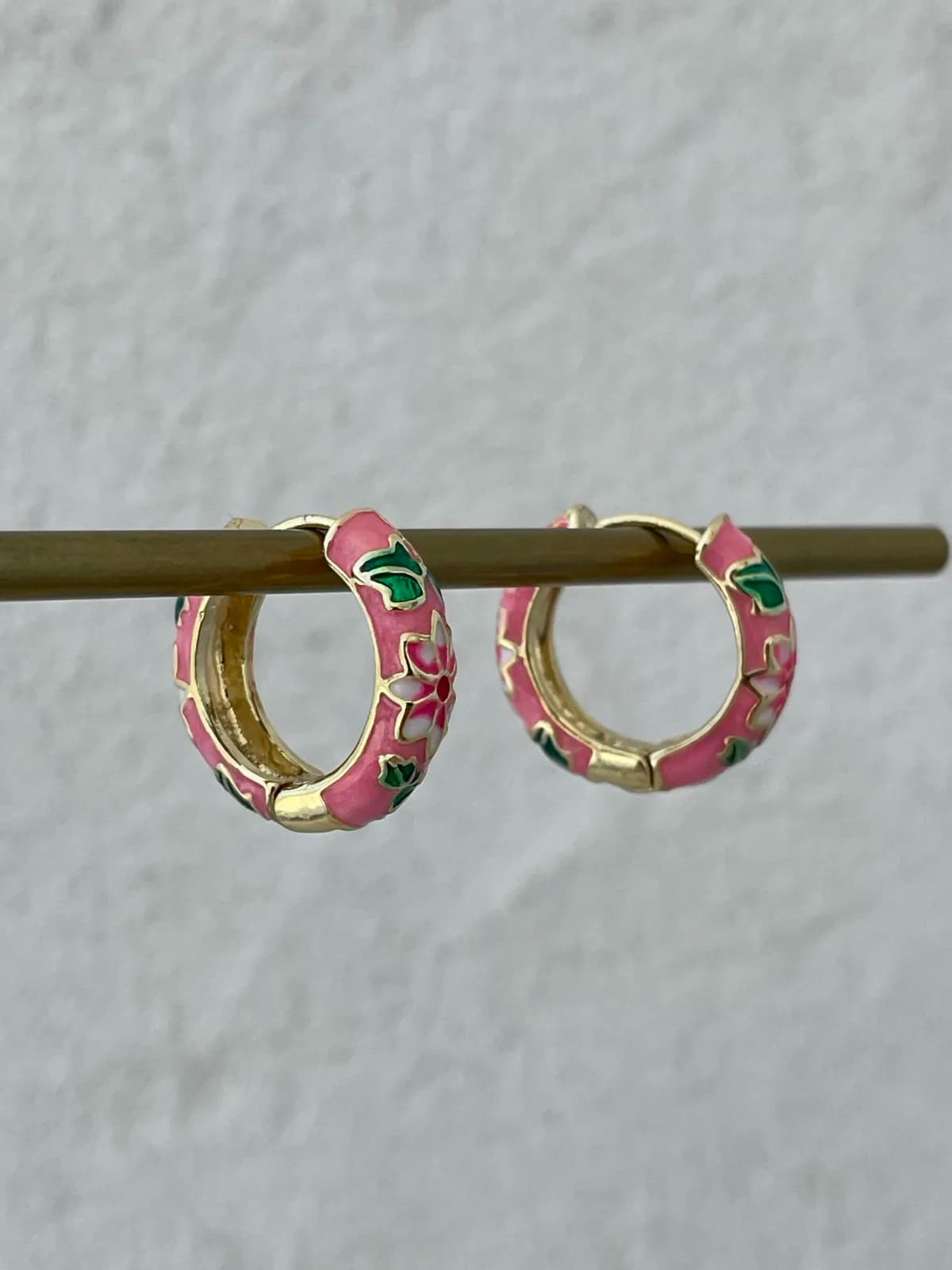 Özel Seri Çiçek Kabartma Desen Pembe Gold Küpe