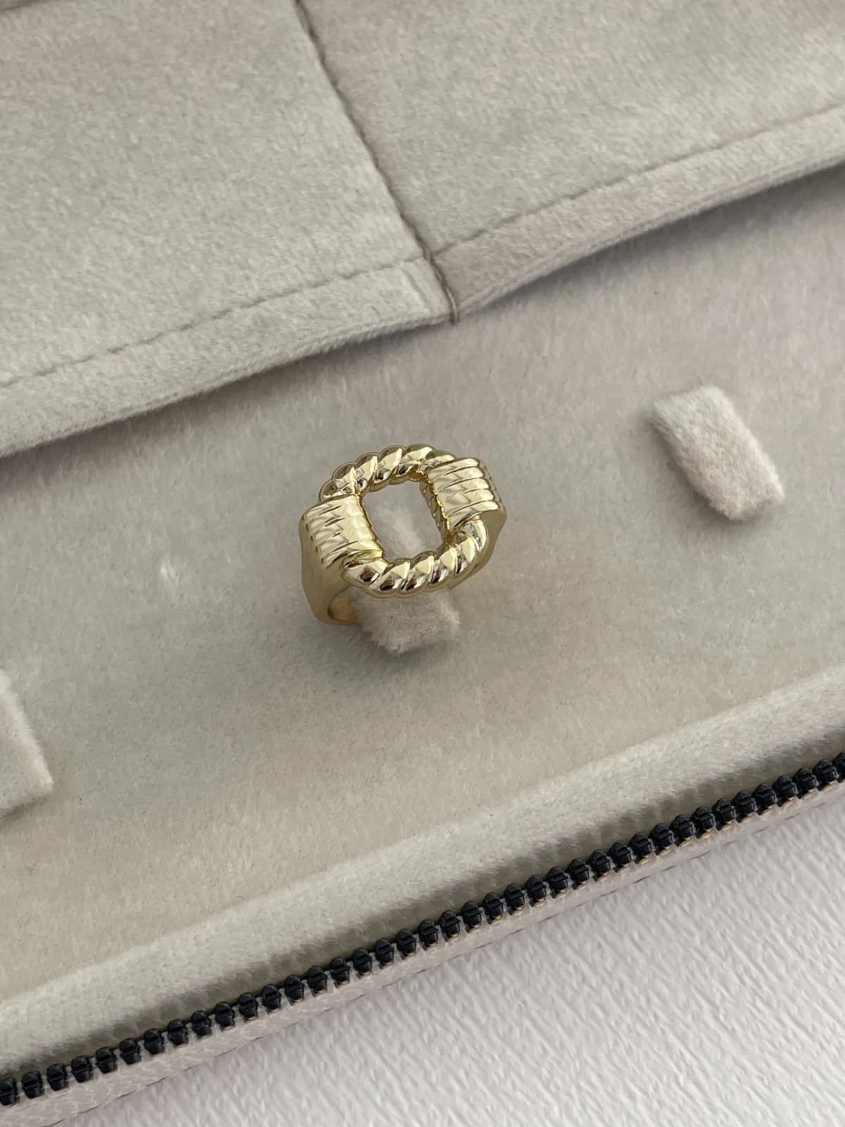 Özel Seri Ortası Boş Burgu Tasarım Ayarlanabilir Gold Yüzük