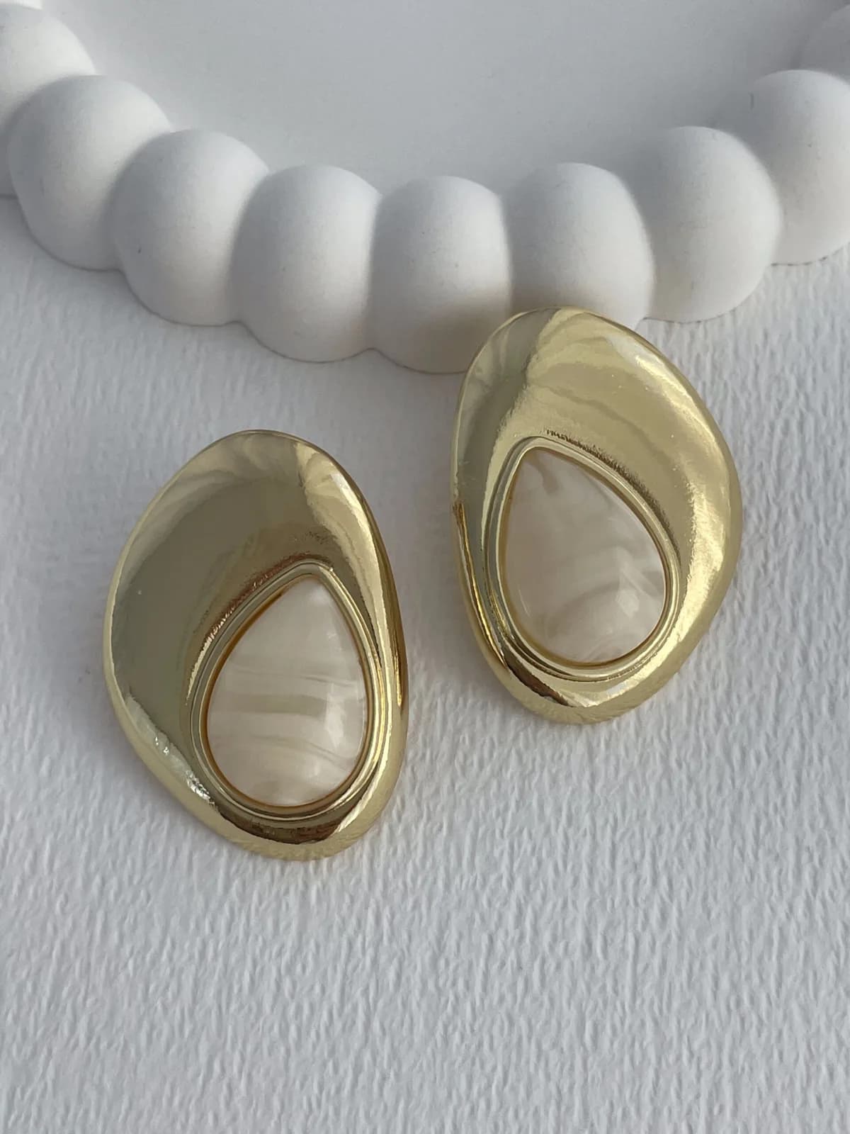 Özel Seri Krem Kemik Damla Detay Gold Küpe