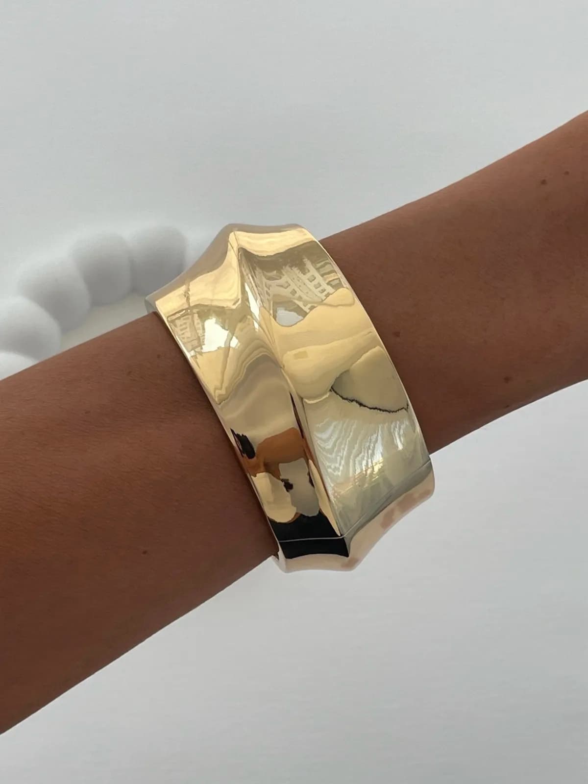 Özel Seri Simetrik Çizgi Detay Kalın Gold Kelepçe Bileklik