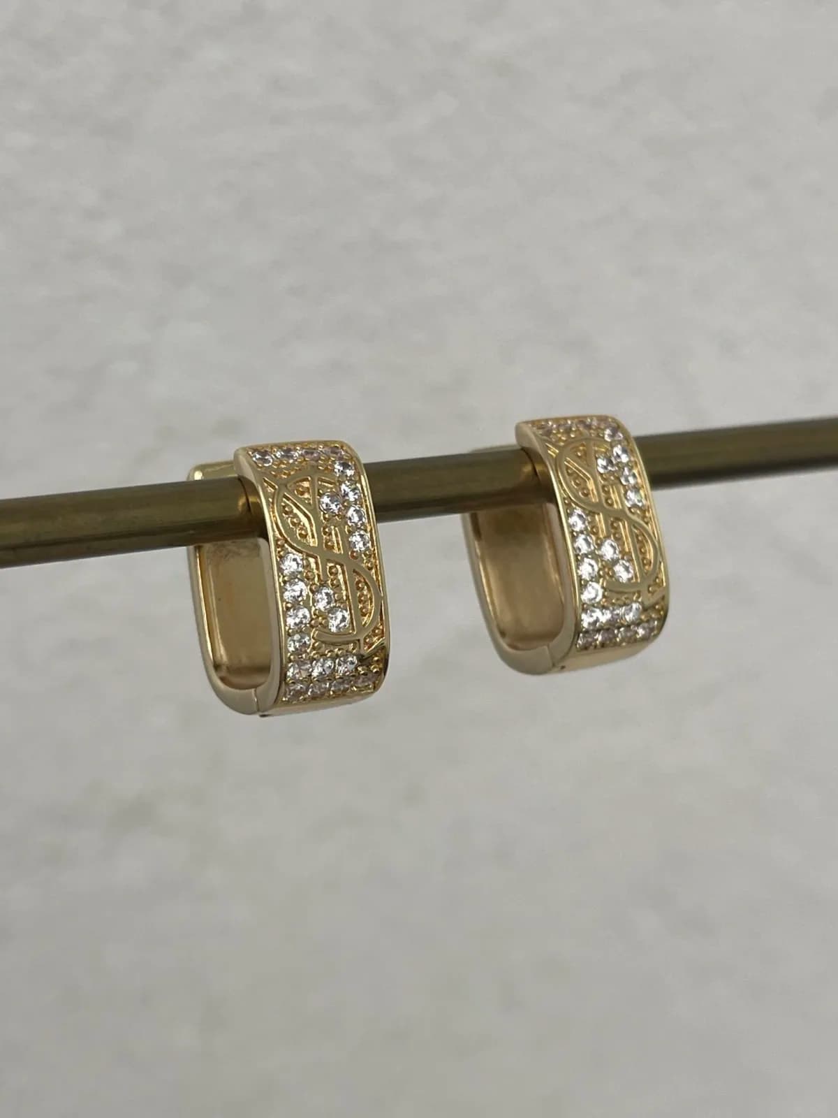 Özel Seri Marka Model Zirkon Taşlı Kare Gold Küpe