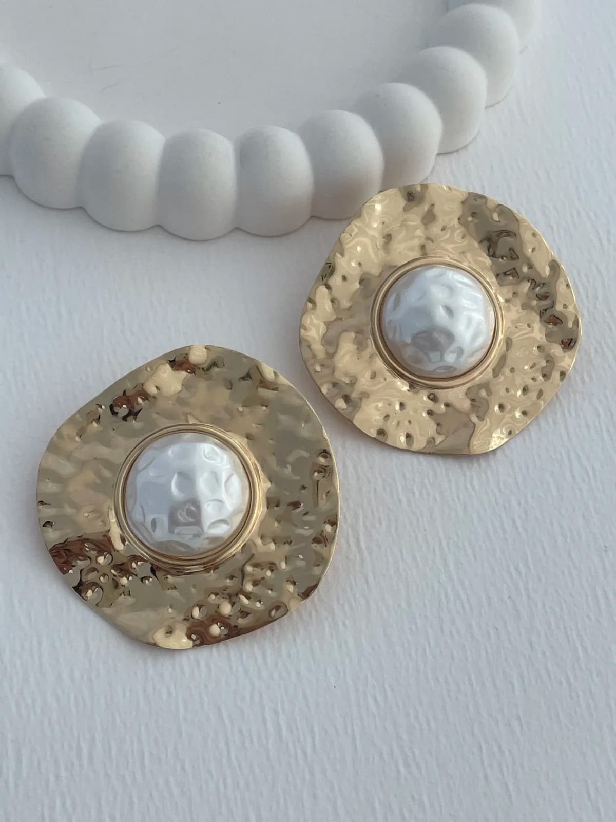 Özel Seri Desenli İnci Detay Yuvarlak Gold Küpe