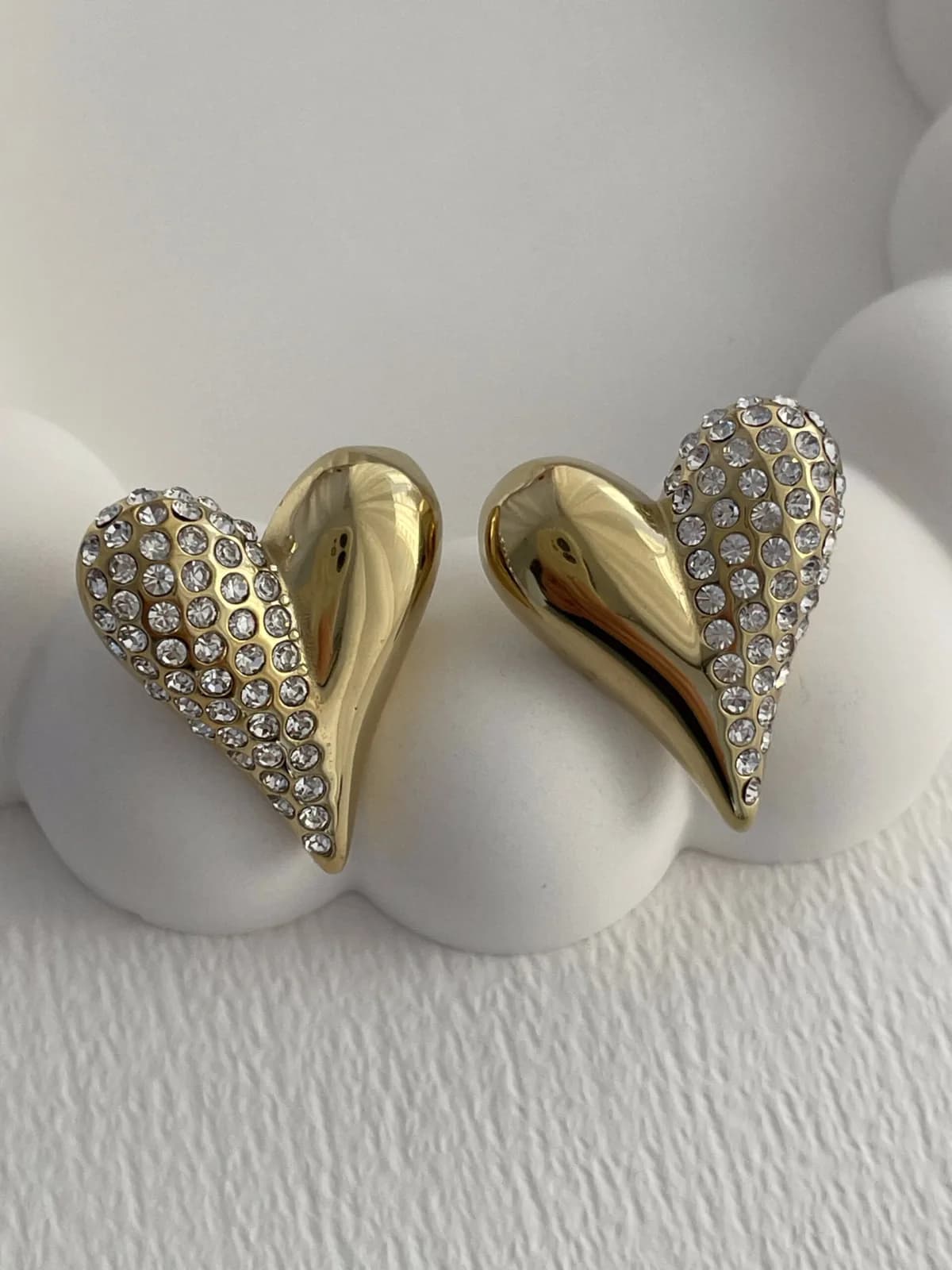 Çelik Yarısı Zirkon Taşlı Kalp Tasarım Gold Küpe