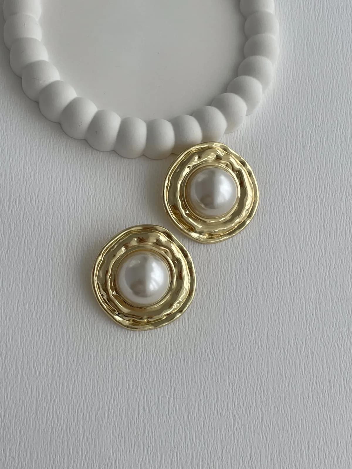 Özel Seri İnci Detay Etrafı Desenli Yuvarlak Gold Küpe