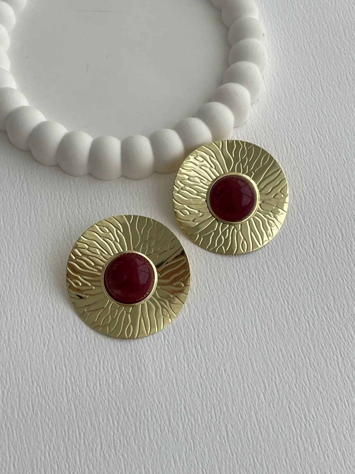 Özel Seri Desenli Maksi Boy Bordo Mineli Gold Küpe