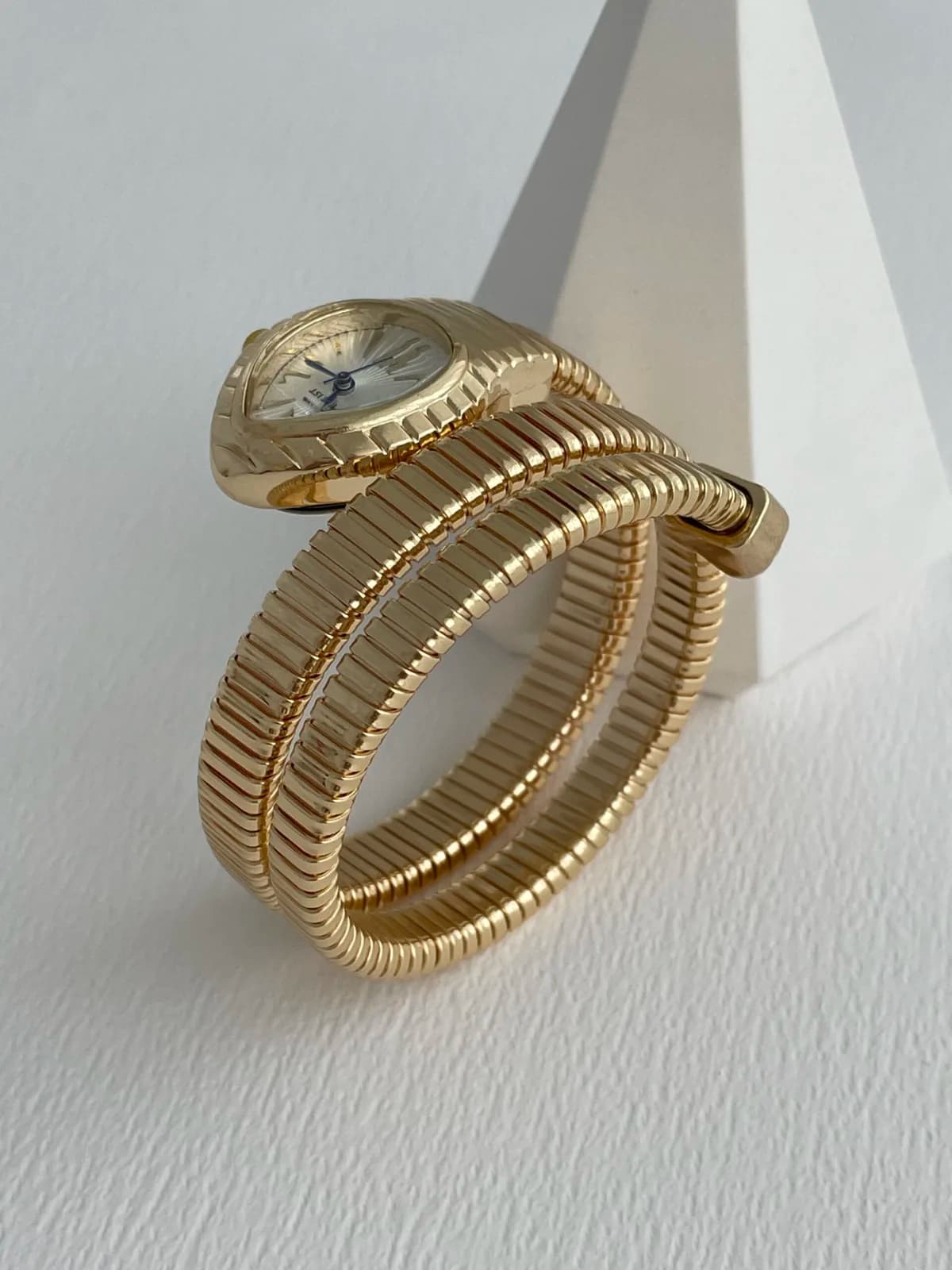 Marka Model Yılan Tasarım Kadranı Beyaz Gold Vintage Saat