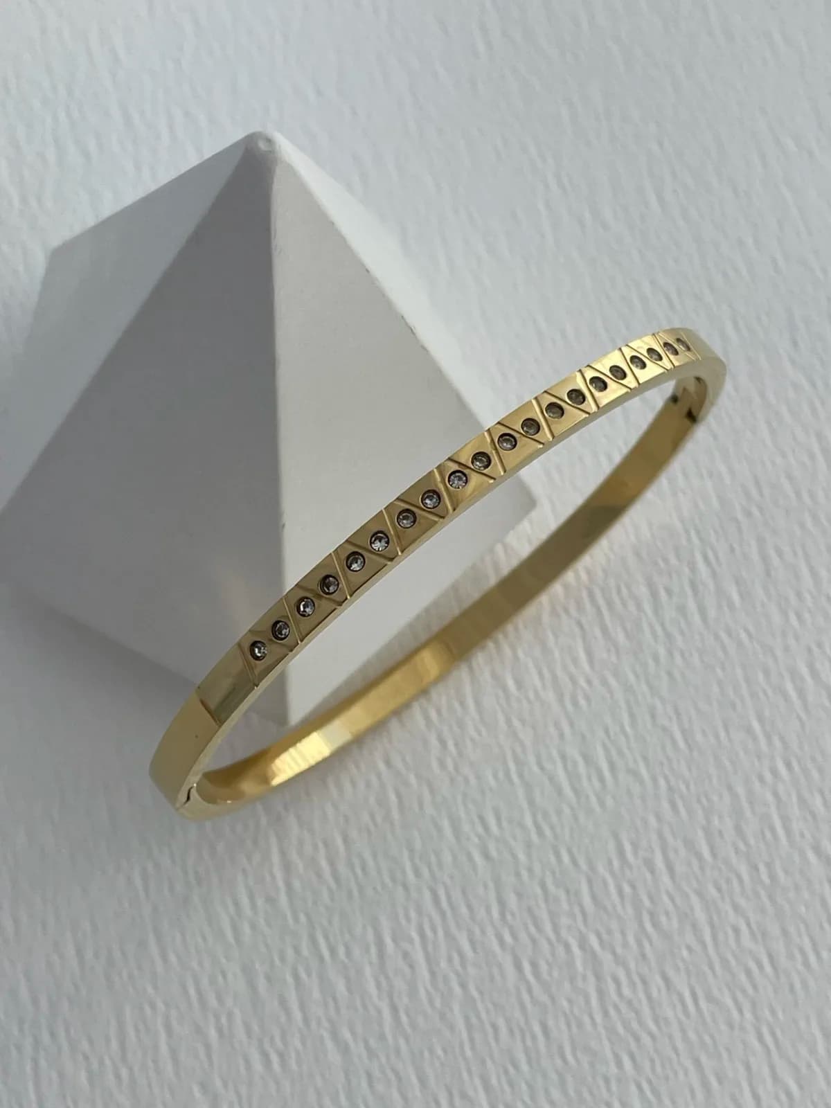 Çelik Geometrik Desen Zirkon Taşlı Gold Kelepçe Bileklik