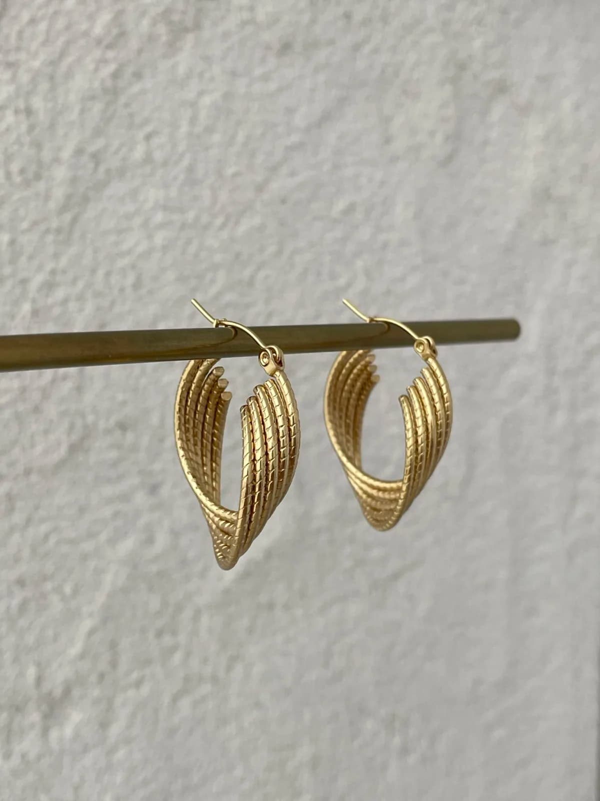 Çelik Kesik Çubuk Sarmal Tasarım  Gold Küpe