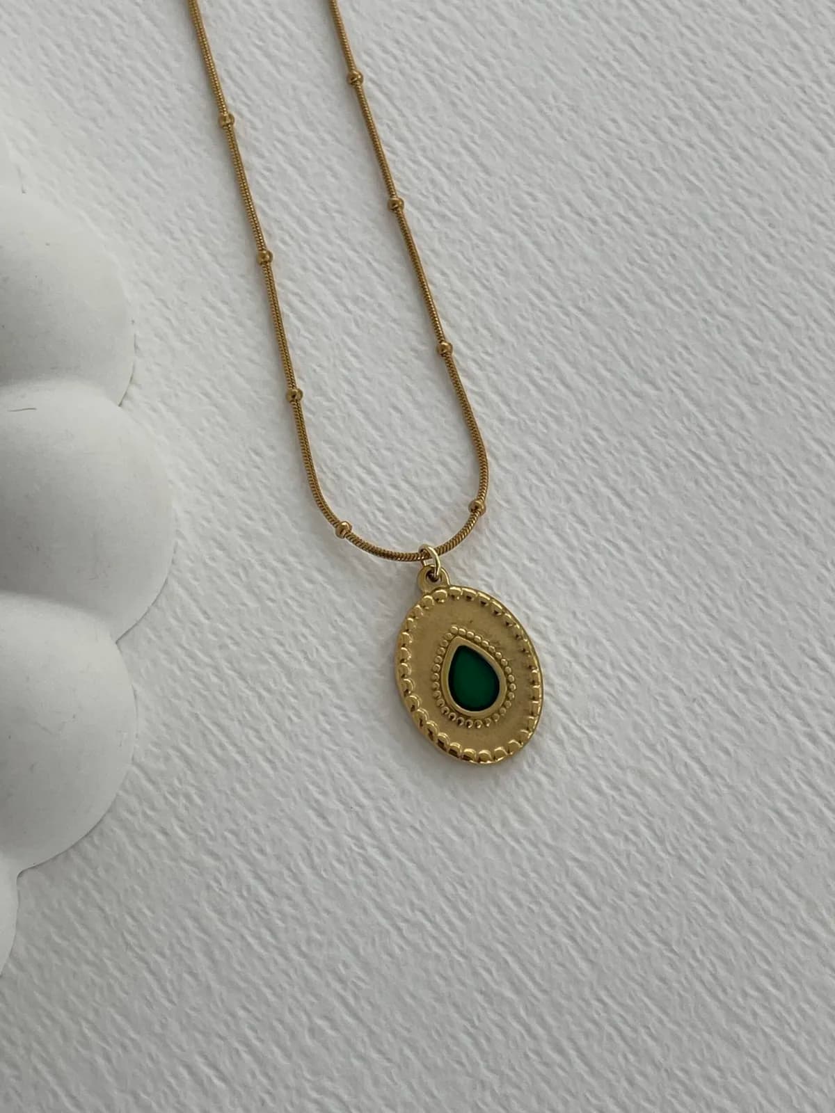 Çelik Yeşil Damla Taş Desenli Vintage Gold Kolye