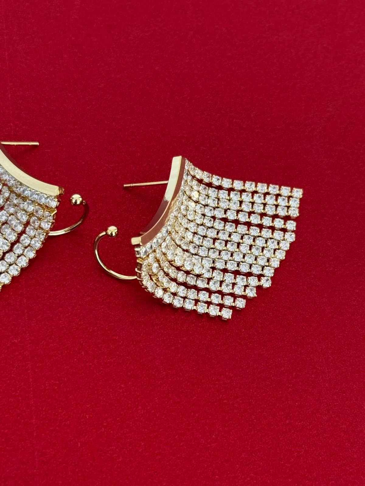 NS-Zirkon Taşlı Kulak Geçmeli Sallantılı Kısa Gold Küpe