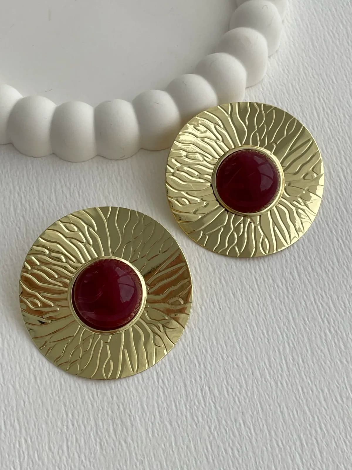 Özel Seri Desenli Maksi Boy Bordo Mineli Gold Küpe