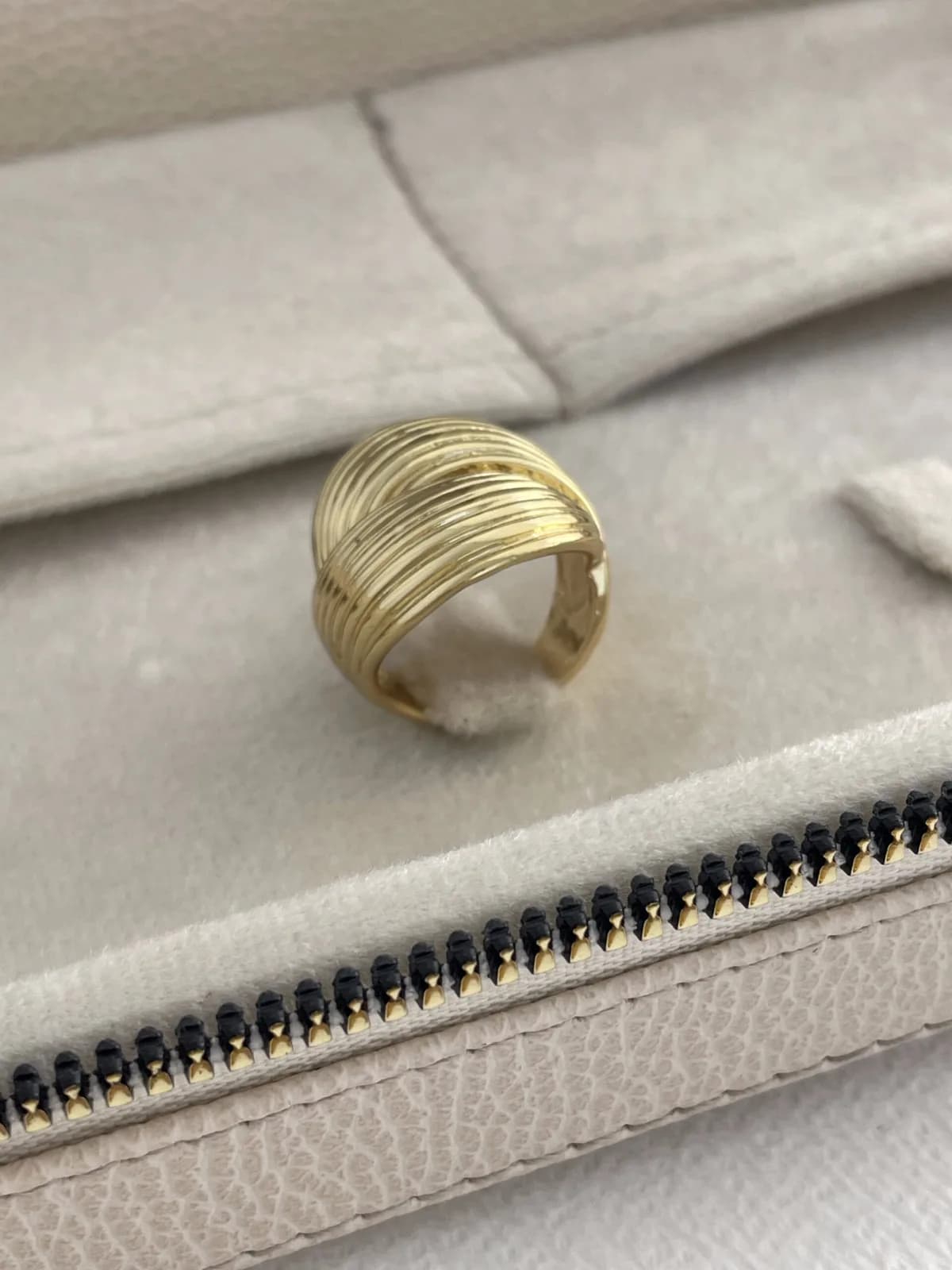 Özel Seri İç İçe Tırtık Tasarım Gold Yüzük