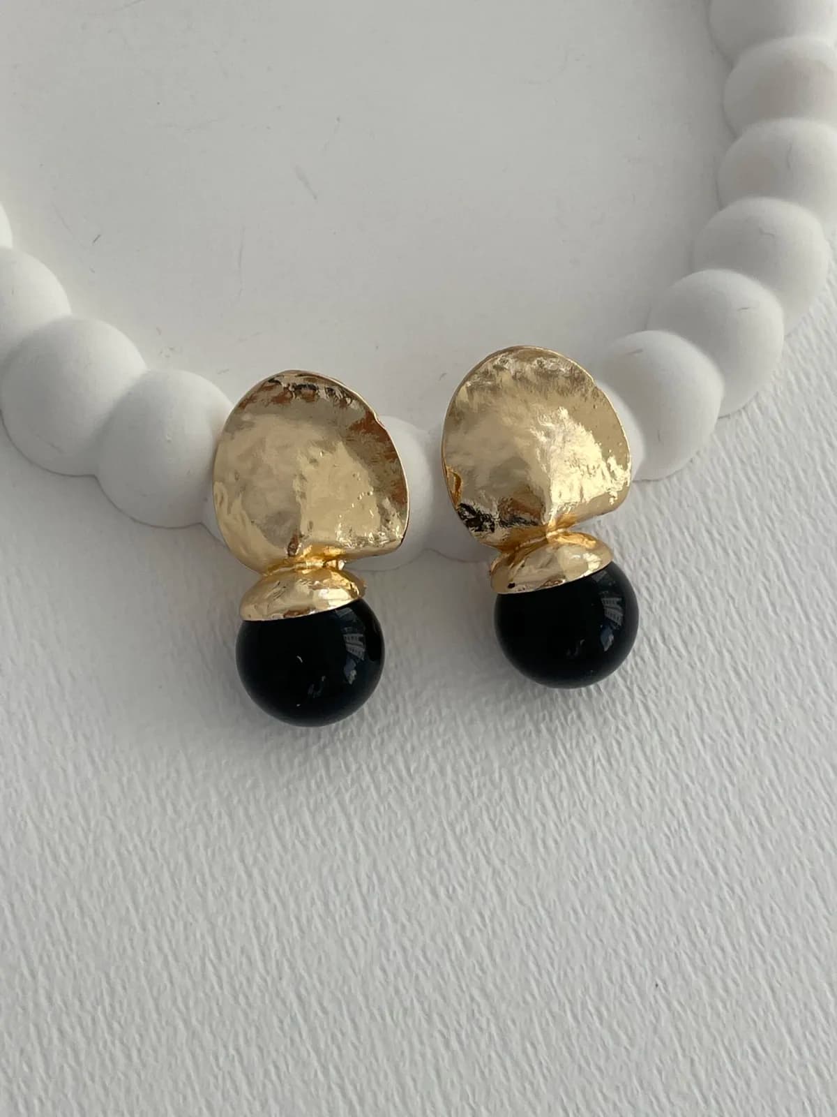 Özel Seri Soyut Gold Detay ZR Model Siyah Top Küpe