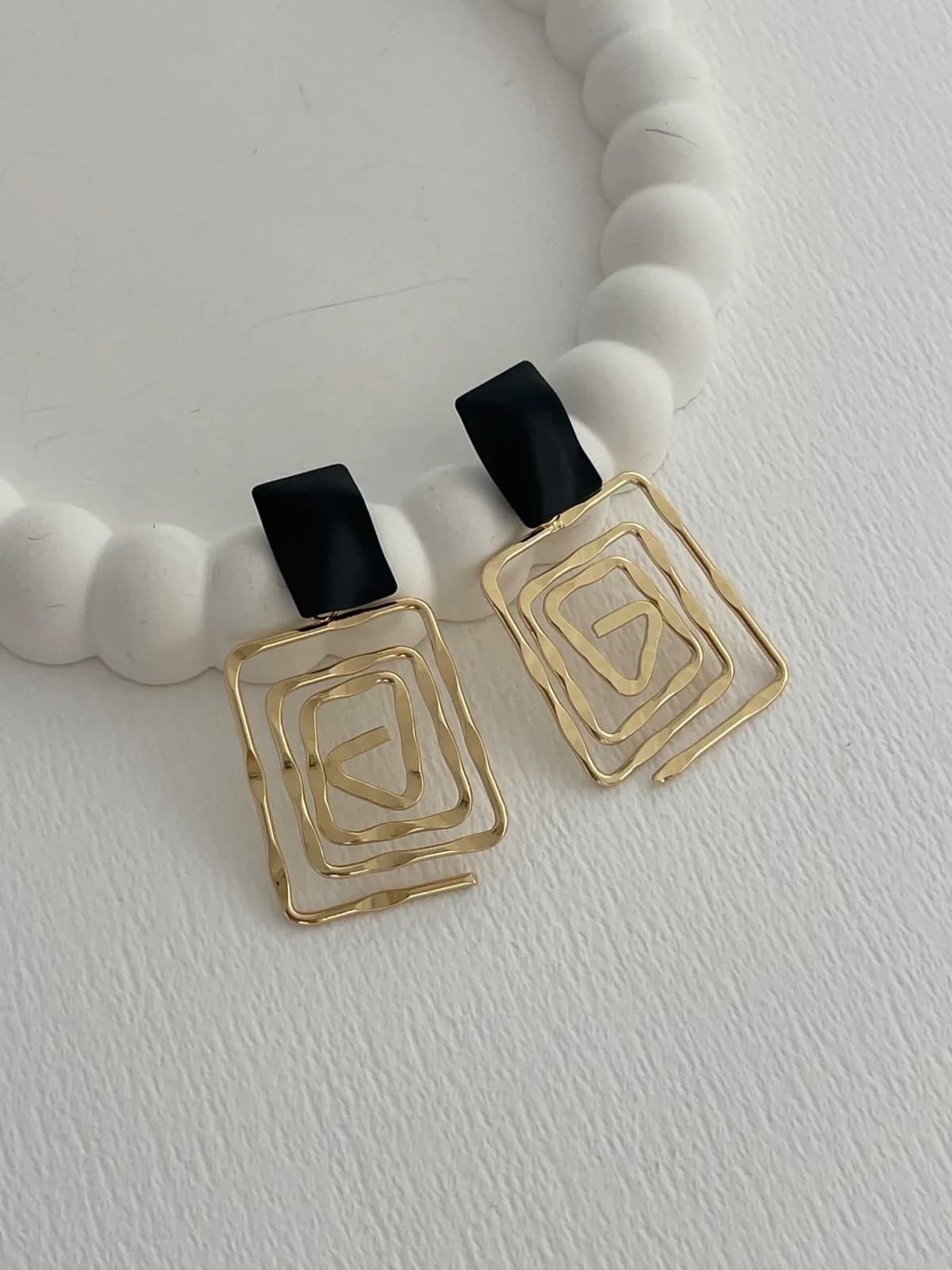 Özel Seri İç İçe Sarmal Geometrik Tasarım Siyah &amp; Gold Küpe